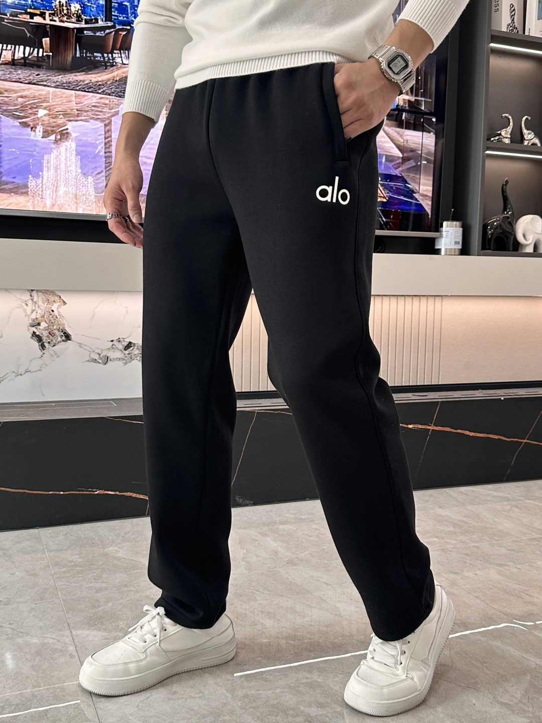 NO:600624,alo2025 autumn and winter latest casual pants with velvet lining, very warm!  The shape is great, it can repair various leg shapes very well, and it is very personalized!  Soft and sweat-wicking, extremely comfortable. The waistband of the trouser legs is customized with elastic elastic bands and original accessories details. The upper body is sporty, casual and fashionable, a must-have for leisure and travel. Sizes L-XXXXL,,alexander wang19860909alo2025秋冬最新休闲裤 内里加绒,非常保暖！版型超赞,能很好的修复各种腿型,非常个性！柔软排汗,舒适度极高.裤腿腰部订制松紧橡筋、原版辅料细节.上身运动休闲时尚,出街休闲、外出旅游必备. 尺码L-XXXXL,,alexander wang,Men's clothing