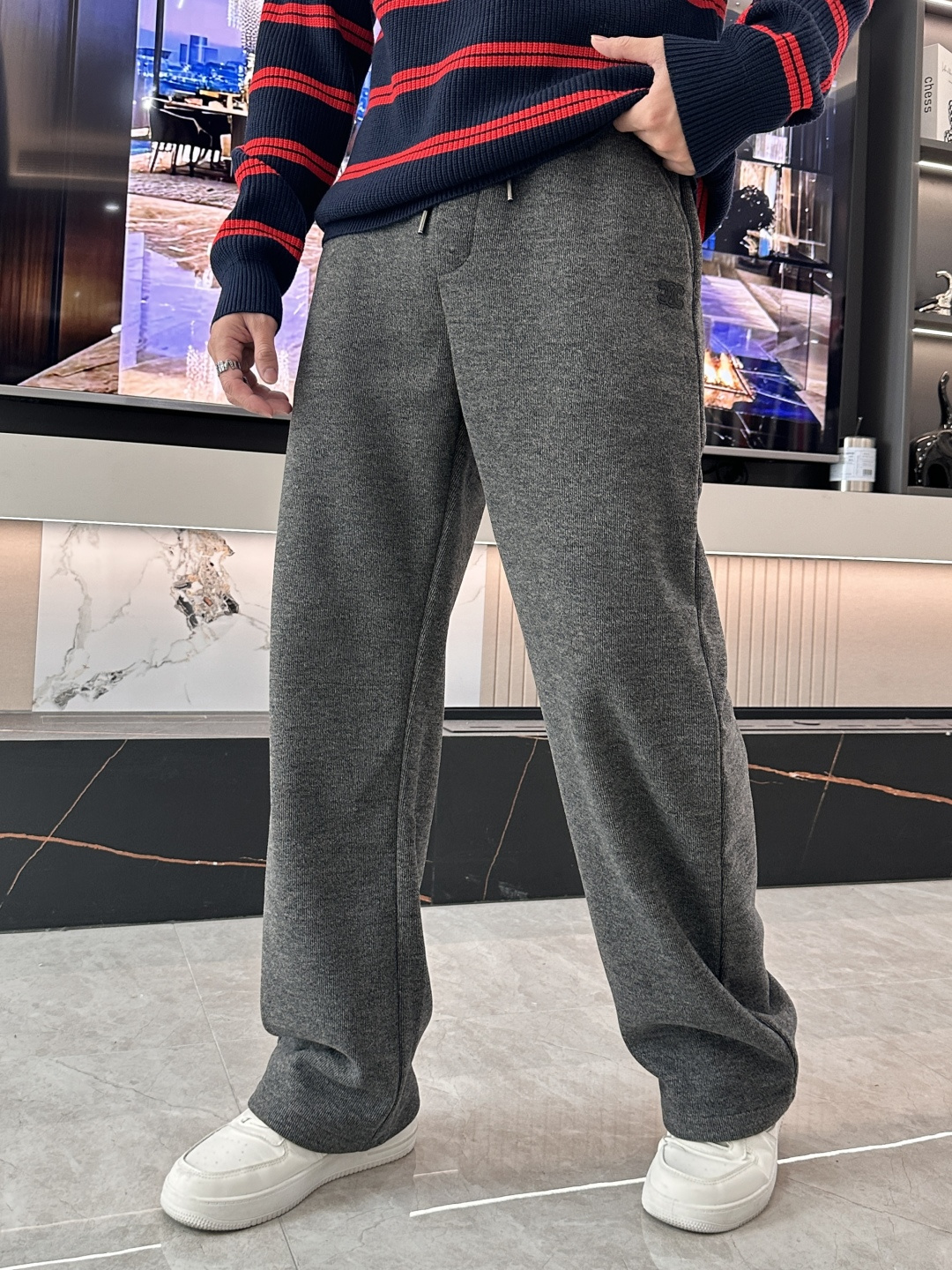 NO:600627,Celine 2025 autumn and winter latest series of men's thickened casual pants!  It's lined with velvet and is very warm, so those in the north should quickly prepare it!  Made of customer-supplied elastic soft cotton material, soft and delicate, and feels great!  The brand style is clear at a glance!  Minimalist design, no extra exaggerated elements to declare victory, fine details, original custom-made hardware accessories, just the right thickness, easy to control in all weathers, classic color upper body, very energetic, multiple styles of wear, casual business, daily life, fashion trends can be controlled!  The overall style and fashion sense are extremely outstanding, bringing extraordinary clothing taste!  Size M-Xxxl,,celine,alexander wang19860909Celine 2025秋冬最新系列男士加厚休闲裤！ 内里加绒,非常保暖,北方的宝子们赶紧备上！ 采用客供弹力柔棉材质,柔软细腻,手感绝佳！品牌格调一览无余！极简主义设计,没有多余浮夸的元素来宣兵夺主,细节做工精细,五金配件原版定制,厚薄程度也是恰到好处,轻松驾驭各种天气,经典颜色上身很显精气神,多种风格穿搭,休闲商务、日常生活、时尚潮流均可驾驭！整体不论是档次还是时尚感都是极为出色的,带来非凡的衣着品味！ 尺码M-Xxxl,,celine,alexander wang,Men's clothing