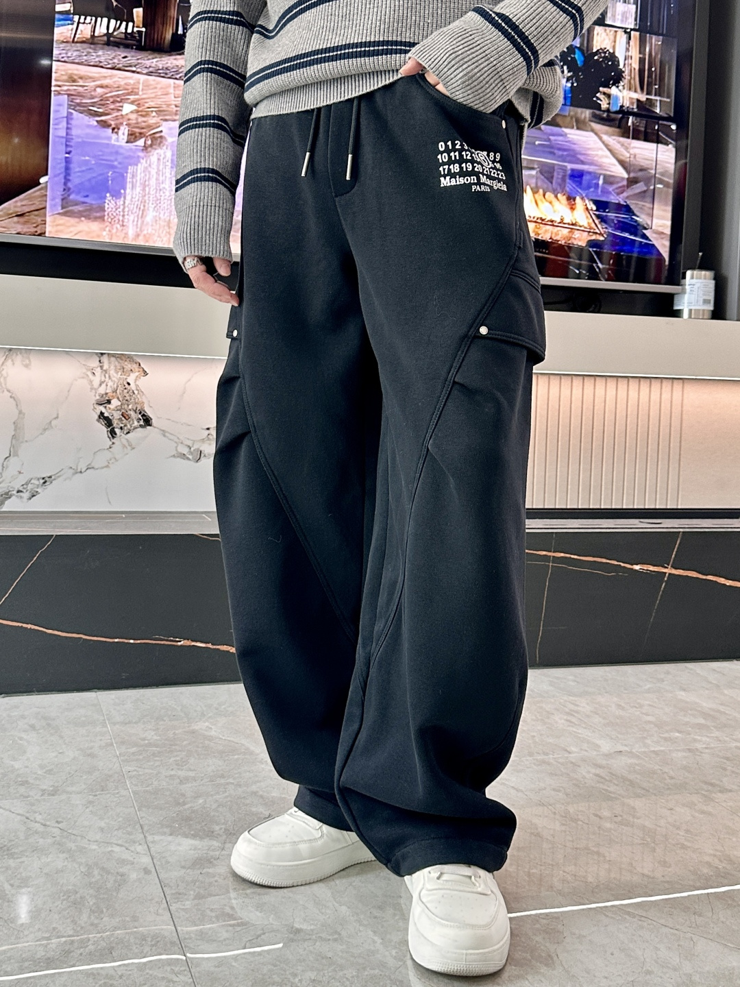 NO:600630,Margiela's latest 2025 autumn and winter series of men's thickened casual pants!  It's lined with velvet and is very warm, so those in the north should quickly prepare it!  Made of customer-supplied elastic soft cotton material, soft and delicate, and feels great!  The brand style is clear at a glance!  Minimalist design, no extra exaggerated elements to declare victory, fine details, original custom-made hardware accessories, just the right thickness, easy to control in all weathers, classic color upper body, very energetic, multiple styles of wear, casual business, daily life, fashion trends can be controlled!  The overall style and fashion sense are extremely outstanding, bringing extraordinary clothing taste!  Size M-Xxxl,,masion margiela,alexander wang19860909马吉拉 2025秋冬最新系列男士加厚休闲裤！ 内里加绒,非常保暖,北方的宝子们赶紧备上！ 采用客供弹力柔棉材质,柔软细腻,手感绝佳！品牌格调一览无余！极简主义设计,没有多余浮夸的元素来宣兵夺主,细节做工精细,五金配件原版定制,厚薄程度也是恰到好处,轻松驾驭各种天气,经典颜色上身很显精气神,多种风格穿搭,休闲商务、日常生活、时尚潮流均可驾驭！整体不论是档次还是时尚感都是极为出色的,带来非凡的衣着品味！ 尺码M-Xxxl,,masion margiela,alexander wang,Men's clothing