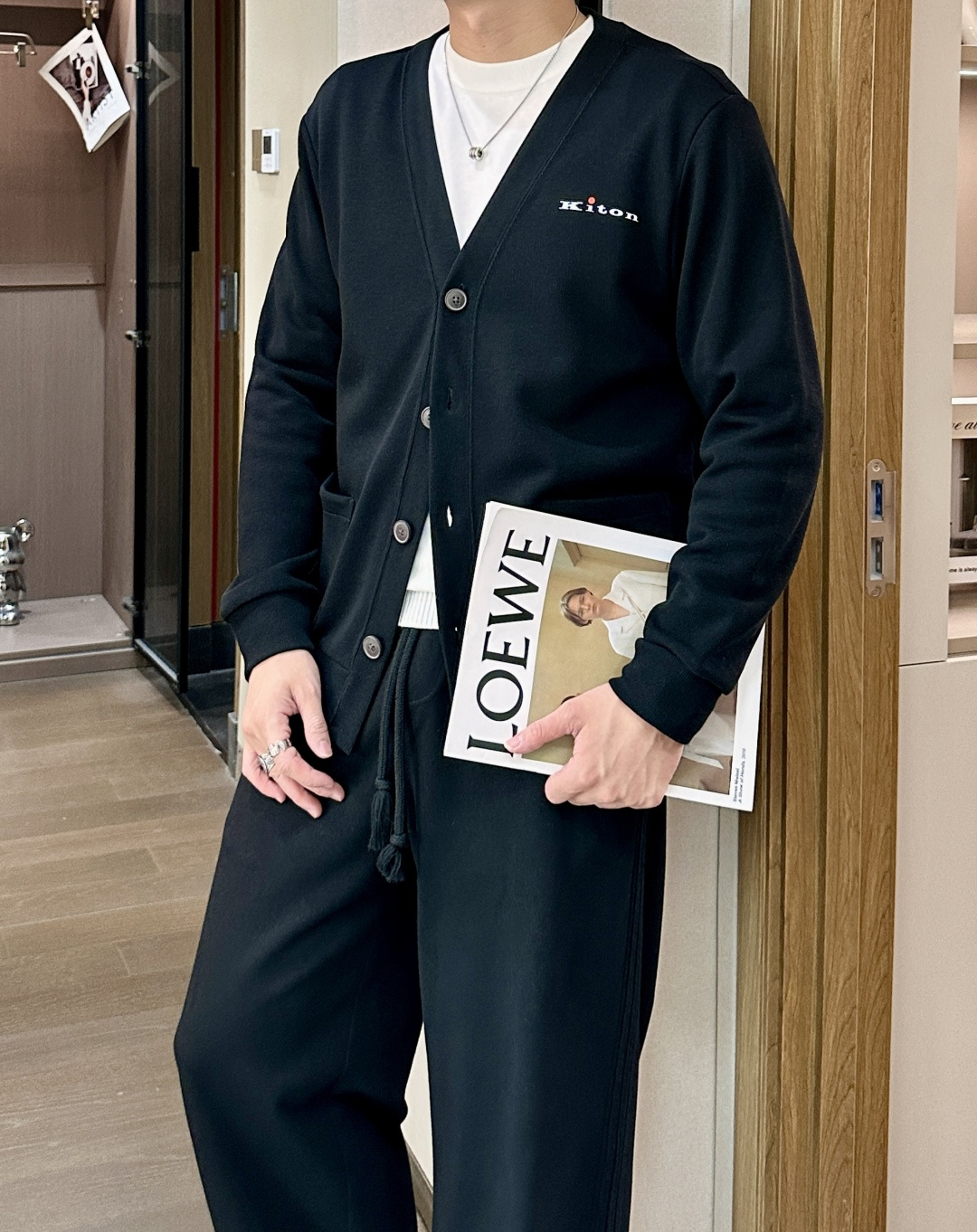 NO:600633,Kiton 2025 autumn and winter new style / knitted cardigan, casual and versatile, same style for men and women. The most stylish item of the year. Real materials create an unrivaled reputation. Fashion and warmth go hand in hand. Anyone who wears it will have super temperament ~ Genderless and same style for men and women, simplicity is classic and will never go out of style!  The basic model is definitely a must-have item!  ~ Size M-XXXL,,alexander wang19860909Kiton 2025秋冬新款/针织开衫休闲百搭男女同款 年度最高逼格神级单品,真材实料打造无敌口碑,时髦与保暖度并进,谁穿都超级有气质～ 无性别男女同款穿搭,简约即经典 永不过时！基础款绝对是人手必备单品！~ 尺码M-XXXL,,alexander wang,Men's clothing