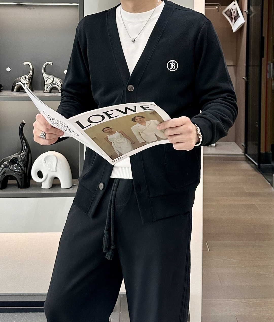 NO:600636,Bur 2025 Autumn and Winter New Style/Knitted Cardigan Casual and Versatile Same Style for Men and Women. The most stylish item of the year. Real materials create an invincible reputation. Fashionable and warm at the same time. Anyone who wears it will have super temperament~ Genderless and the same style for men and women, simplicity is classic and will never go out of style!  The basic model is definitely a must-have item!  ~ Size M-XXXL,,burberry,alexander wang19860909Bur 2025秋冬新款/针织开衫休闲百搭男女同款 年度最高逼格神级单品,真材实料打造无敌口碑,时髦与保暖度并进,谁穿都超级有气质～ 无性别男女同款穿搭,简约即经典 永不过时！基础款绝对是人手必备单品！~ 尺码M-XXXL,,burberry,alexander wang,Men's clothing