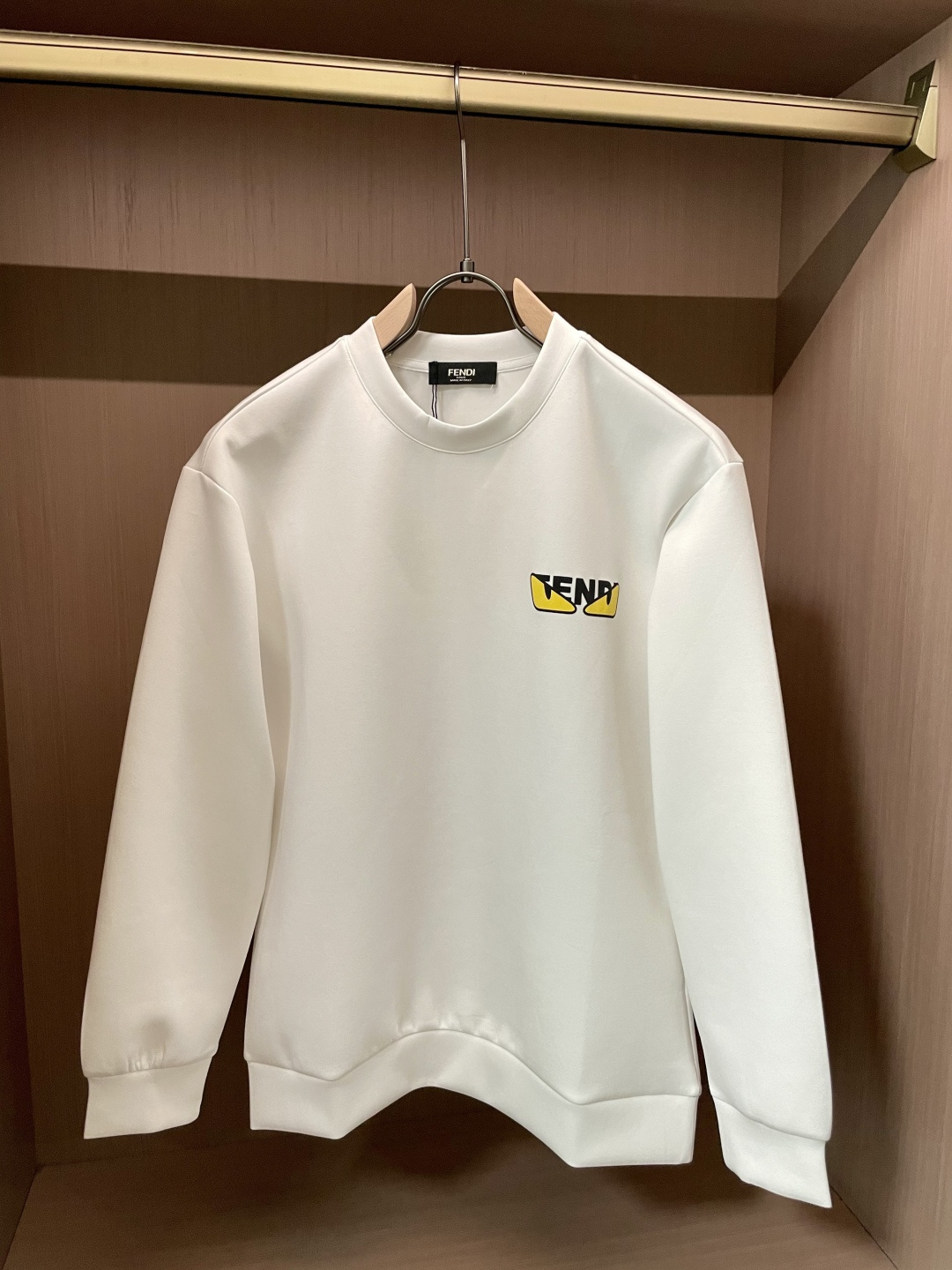 NO:601721,FD round neck pullover sweatshirt; classic pullover for men and women, simple and elegant series of items, low-key, luxurious and versatile!  The sweatshirt is made of high-weight cotton fabrics supplied by customers. The lining is tight and very skin-friendly. It is arranged in an orderly manner. It feels super soft, delicate and comfortable, and the fabric texture is top-notch!  Low-key and highly recognizable, it highlights the brand’s unique fashion charm!  The upper body is a standard unisex style, which is super versatile and easy to wear. It can be easily worn by both men and women, creating the most simple and popular mainstream. Sizes XS-L, hoodie, sweatshirts, alexander wang19860909FD 圆领套头卫衣；经典套头男女同款,简约大气系列单品,低调奢华大气百搭款！ 卫衣选用客供高克重棉质面料精制而成,内里紧密且既极具亲肤感的,井然有序的排列着,手感超级柔软细腻舒适,面料质感堪称顶级！低调且辨识度十足,彰显品牌独有的时尚魅力值！版型上身标准中性的款式,超级百搭好穿,男女都可轻松上身演绎,打造出最简约流行的主流 尺码XS-L,,hoodie,sweatshirts,alexander wang,Men's clothing