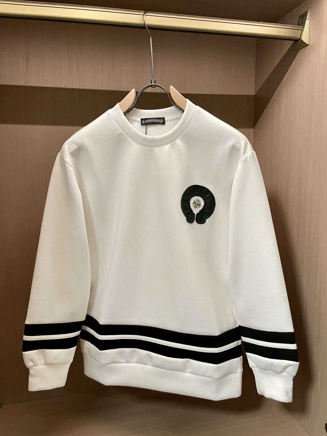 NO:601724,Crow Heart round neck pullover sweatshirt; classic pullover for men and women, simple and elegant series of items, low-key, luxurious and versatile!  The sweatshirt is made of high-weight cotton fabrics supplied by customers. The lining is tight and very skin-friendly. It is arranged in an orderly manner. It feels super soft, delicate and comfortable, and the fabric texture is top-notch!  Low-key and highly recognizable, it highlights the brand’s unique fashion charm!  The upper body is a standard unisex style, which is super versatile and easy to wear. It can be easily worn by both men and women, creating the most simple and popular mainstream. Sizes XS-L, chrome hearts, hoodie, sweatshirts, alexander wang19860909克罗心 圆领套头卫衣；经典套头男女同款,简约大气系列单品,低调奢华大气百搭款！ 卫衣选用客供高克重棉质面料精制而成,内里紧密且既极具亲肤感的,井然有序的排列着,手感超级柔软细腻舒适,面料质感堪称顶级！低调且辨识度十足,彰显品牌独有的时尚魅力值！版型上身标准中性的款式,超级百搭好穿,男女都可轻松上身演绎,打造出最简约流行的主流 尺码XS-L,,chrome hearts,hoodie,sweatshirts,alexander wang,Men's clothing