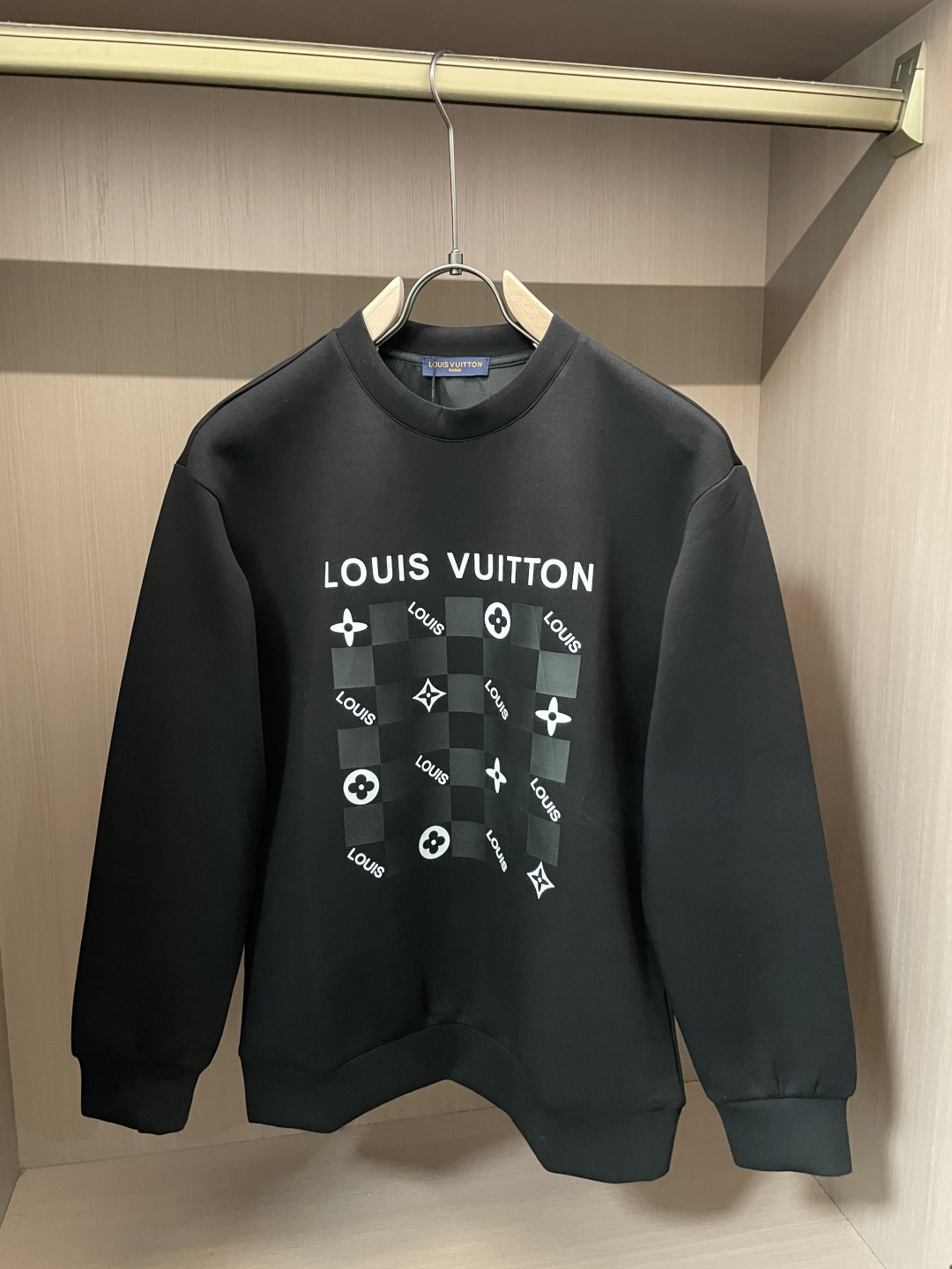 NO:601727,LV round neck pullover sweatshirt; classic pullover for men and women, simple and elegant series of items, low-key, luxurious and versatile!  The sweatshirt is made of high-weight cotton fabrics supplied by customers. The lining is tight and very skin-friendly. It is arranged in an orderly manner. It feels super soft, delicate and comfortable, and the fabric texture is top-notch!  Low-key and highly recognizable, it highlights the brand’s unique fashion charm!  The upper body is a standard unisex style, which is super versatile and easy to wear. It can be easily worn by both men and women, creating the most simple and popular mainstream. Sizes XS-L, Louis Vuitton, hoodie, sweatshirts, alexander wang19860909Lv 圆领套头卫衣；经典套头男女同款,简约大气系列单品,低调奢华大气百搭款！ 卫衣选用客供高克重棉质面料精制而成,内里紧密且既极具亲肤感的,井然有序的排列着,手感超级柔软细腻舒适,面料质感堪称顶级！低调且辨识度十足,彰显品牌独有的时尚魅力值！版型上身标准中性的款式,超级百搭好穿,男女都可轻松上身演绎,打造出最简约流行的主流 尺码XS-L,,louis vuitton,hoodie,sweatshirts,alexander wang,Men's clothing