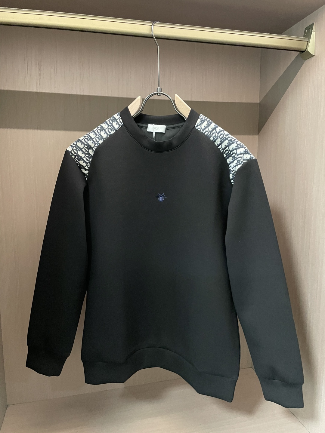 NO:601730,Dior round neck pullover sweatshirt; classic pullover for men and women, simple and elegant series of items, low-key, luxurious and versatile!  The sweatshirt is made of high-weight cotton fabrics supplied by customers. The lining is tight and very skin-friendly. It is arranged in an orderly manner. It feels super soft, delicate and comfortable, and the fabric texture is top-notch!  Low-key and highly recognizable, it highlights the brand’s unique fashion charm!  The upper body is a standard unisex style, which is super versatile and easy to wear. It can be easily worn by both men and women, creating the most simple and popular mainstream. Sizes XS-L, dior, hoodie, sweatshirts, alexander wang19860909Dior 圆领套头卫衣；经典套头男女同款,简约大气系列单品,低调奢华大气百搭款！ 卫衣选用客供高克重棉质面料精制而成,内里紧密且既极具亲肤感的,井然有序的排列着,手感超级柔软细腻舒适,面料质感堪称顶级！低调且辨识度十足,彰显品牌独有的时尚魅力值！版型上身标准中性的款式,超级百搭好穿,男女都可轻松上身演绎,打造出最简约流行的主流 尺码XS-L,,dior,hoodie,sweatshirts,alexander wang,Men's clothing