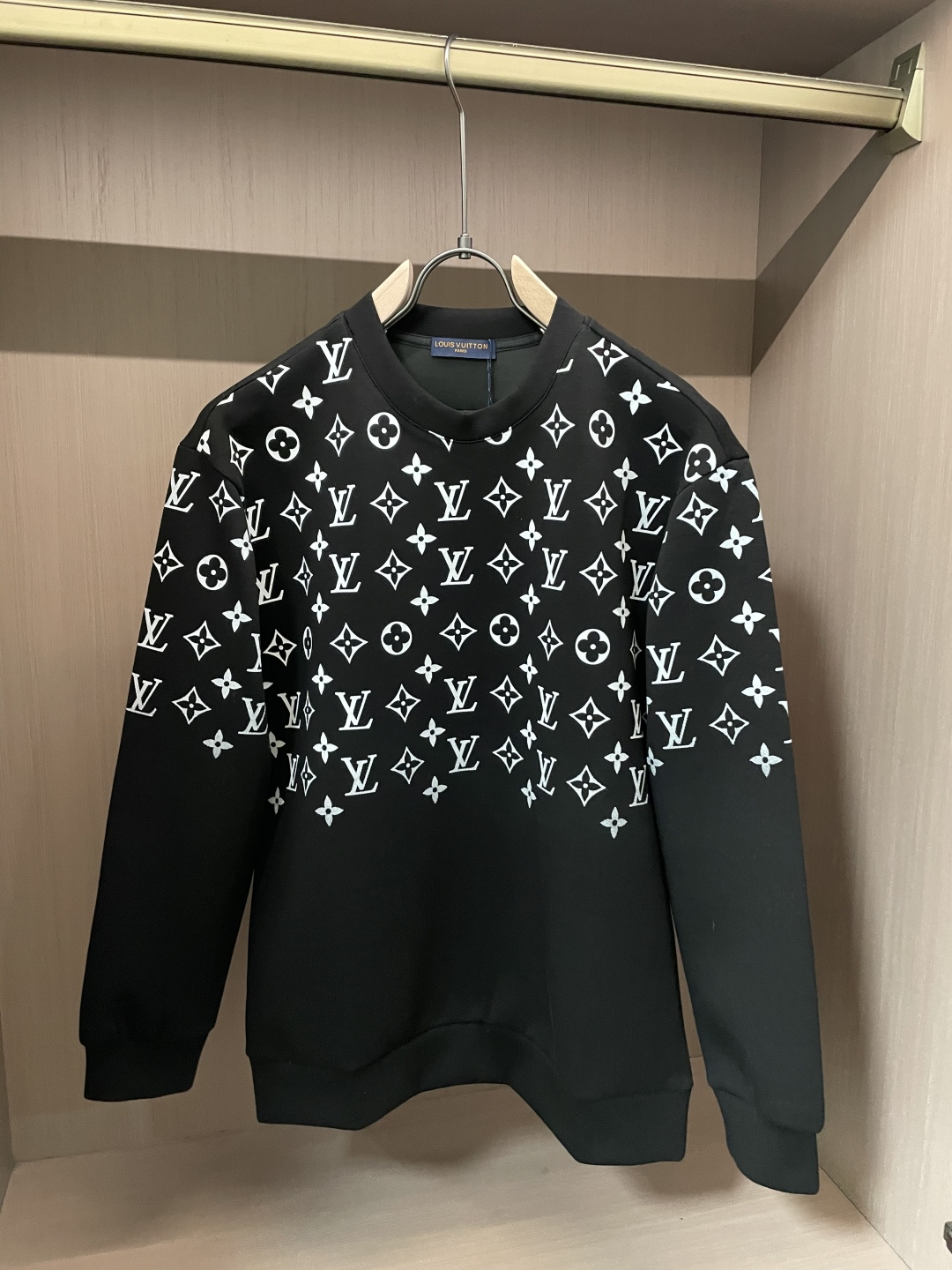 NO:601733,LV round neck pullover sweatshirt; classic pullover for men and women, simple and elegant series of items, low-key, luxurious and versatile!  The sweatshirt is made of high-weight cotton fabrics supplied by customers. The lining is tight and very skin-friendly. It is arranged in an orderly manner. It feels super soft, delicate and comfortable, and the fabric texture is top-notch!  Low-key and highly recognizable, it highlights the brand’s unique fashion charm!  The upper body is a standard unisex style, which is super versatile and easy to wear. It can be easily worn by both men and women, creating the most simple and popular mainstream. Sizes XS-L, Louis Vuitton, hoodie, sweatshirts, alexander wang19860909Lv 圆领套头卫衣；经典套头男女同款,简约大气系列单品,低调奢华大气百搭款！ 卫衣选用客供高克重棉质面料精制而成,内里紧密且既极具亲肤感的,井然有序的排列着,手感超级柔软细腻舒适,面料质感堪称顶级！低调且辨识度十足,彰显品牌独有的时尚魅力值！版型上身标准中性的款式,超级百搭好穿,男女都可轻松上身演绎,打造出最简约流行的主流 尺码XS-L,,louis vuitton,hoodie,sweatshirts,alexander wang,Men's clothing