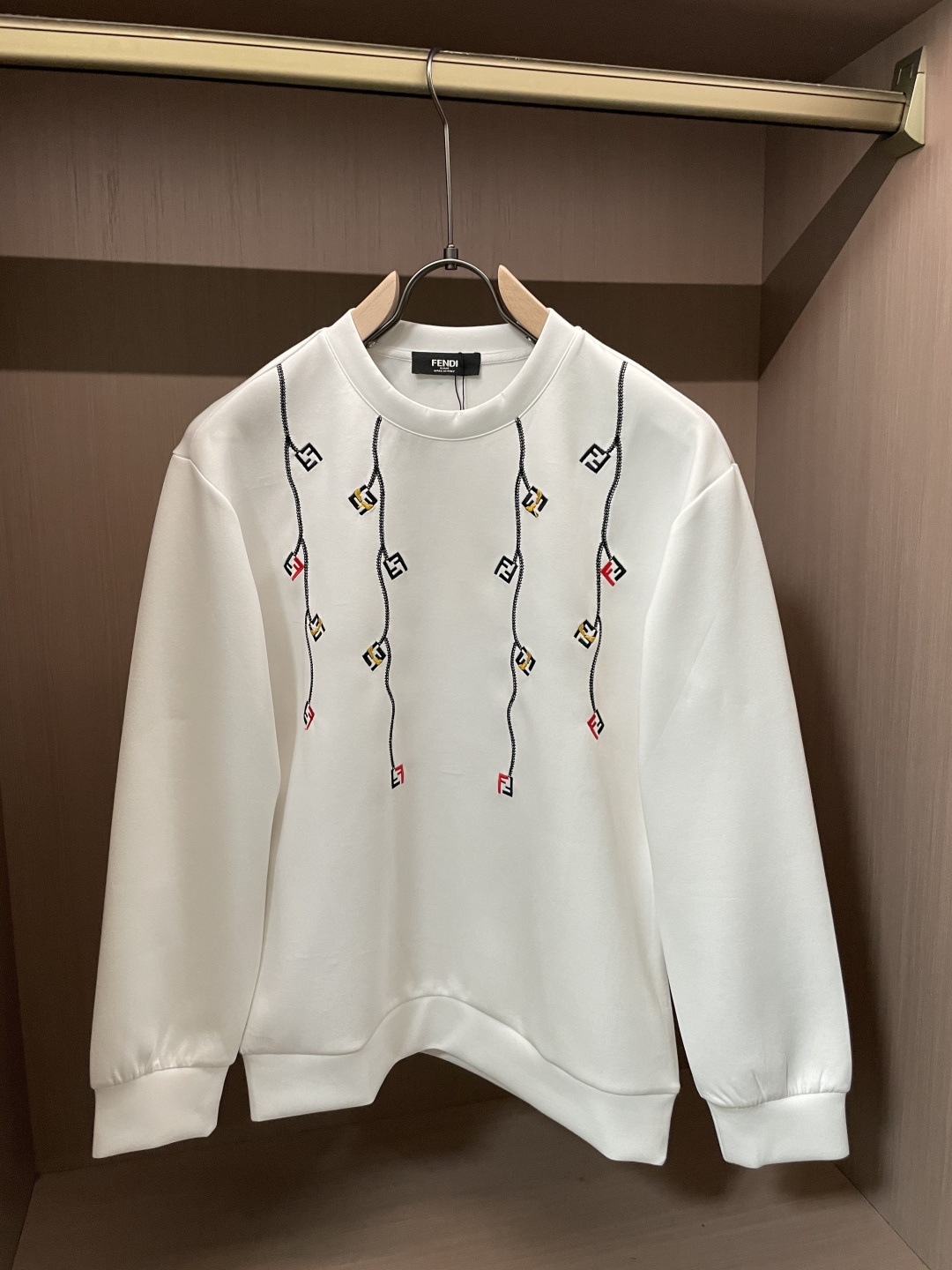 NO:601735,FD round neck pullover sweatshirt; classic pullover for men and women, simple and elegant series of items, low-key, luxurious and versatile!  The sweatshirt is made of high-weight cotton fabrics supplied by customers. The lining is tight and very skin-friendly. It is arranged in an orderly manner. It feels super soft, delicate and comfortable, and the fabric texture is top-notch!  Low-key and highly recognizable, it highlights the brand’s unique fashion charm!  The upper body is a standard unisex style, which is super versatile and easy to wear. It can be easily worn by both men and women, creating the most simple and popular mainstream. Sizes XS-L, hoodie, sweatshirts, alexander wang19860909FD 圆领套头卫衣；经典套头男女同款,简约大气系列单品,低调奢华大气百搭款！ 卫衣选用客供高克重棉质面料精制而成,内里紧密且既极具亲肤感的,井然有序的排列着,手感超级柔软细腻舒适,面料质感堪称顶级！低调且辨识度十足,彰显品牌独有的时尚魅力值！版型上身标准中性的款式,超级百搭好穿,男女都可轻松上身演绎,打造出最简约流行的主流 尺码XS-L,,hoodie,sweatshirts,alexander wang,Men's clothing