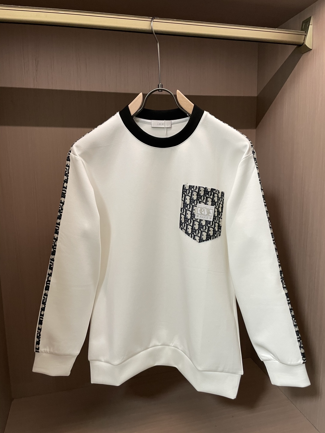 NO:601741,Dior round neck pullover sweatshirt; classic pullover for men and women, simple and elegant series of items, low-key, luxurious and versatile!  The sweatshirt is made of high-weight cotton fabrics supplied by customers. The lining is tight and very skin-friendly. It is arranged in an orderly manner. It feels super soft, delicate and comfortable, and the fabric texture is top-notch!  Low-key and highly recognizable, it highlights the brand’s unique fashion charm!  The upper body is a standard unisex style, which is super versatile and easy to wear. It can be easily worn by both men and women, creating the most simple and popular mainstream. Sizes XS-L, dior, hoodie, sweatshirts, alexander wang19860909Dior 圆领套头卫衣；经典套头男女同款,简约大气系列单品,低调奢华大气百搭款！ 卫衣选用客供高克重棉质面料精制而成,内里紧密且既极具亲肤感的,井然有序的排列着,手感超级柔软细腻舒适,面料质感堪称顶级！低调且辨识度十足,彰显品牌独有的时尚魅力值！版型上身标准中性的款式,超级百搭好穿,男女都可轻松上身演绎,打造出最简约流行的主流 尺码XS-L,,dior,hoodie,sweatshirts,alexander wang,Men's clothing