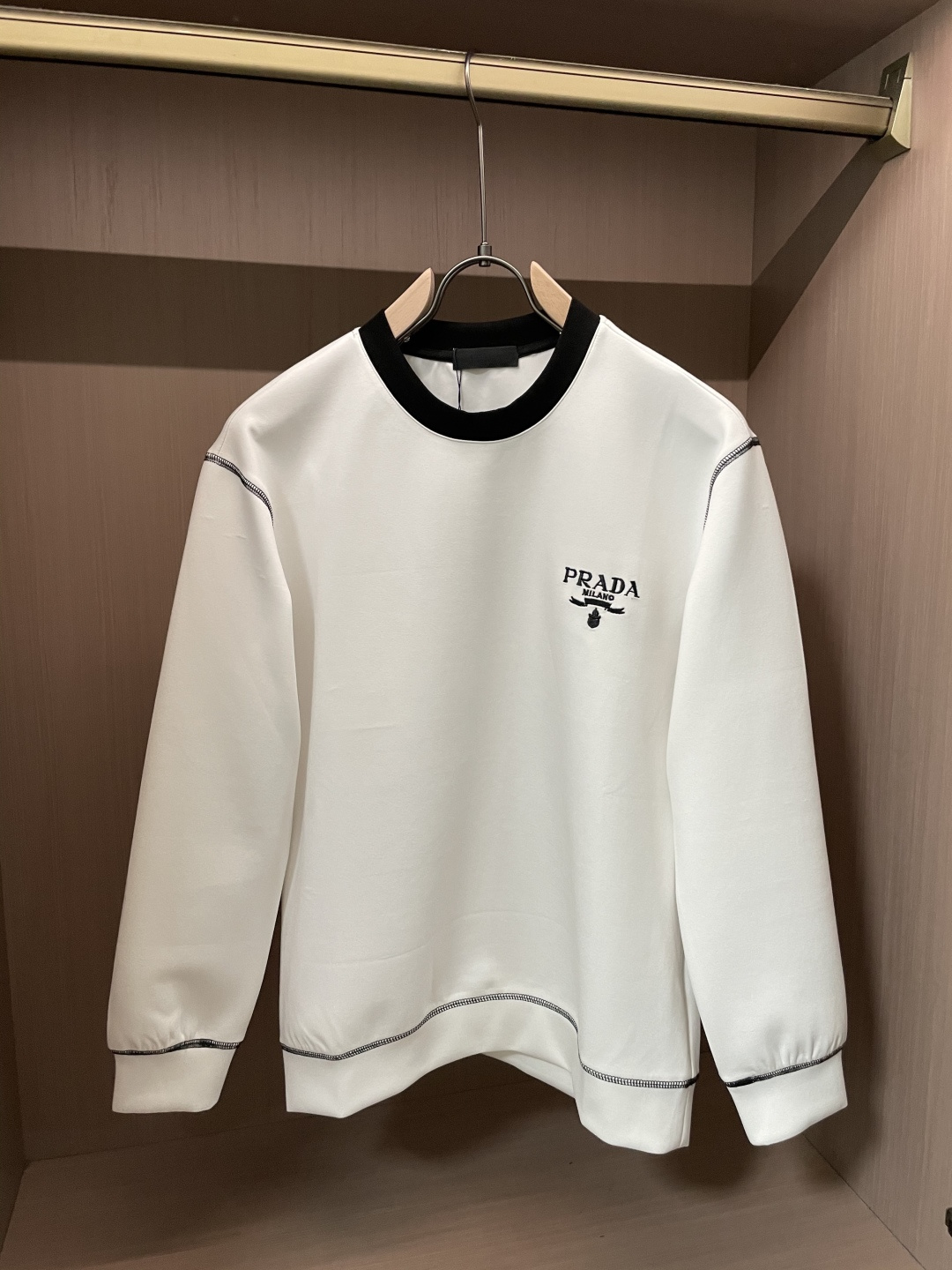 NO:601744,Prad round neck pullover sweatshirt; classic pullover for men and women, simple and elegant series of items, low-key, luxurious and versatile!  The sweatshirt is made of high-weight cotton fabrics supplied by customers. The lining is tight and very skin-friendly. It is arranged in an orderly manner. It feels super soft, delicate and comfortable, and the fabric texture is top-notch!  Low-key and highly recognizable, it highlights the brand’s unique fashion charm!  The upper body is a standard unisex style, which is super versatile and easy to wear. It can be easily worn by both men and women, creating the most simple and popular mainstream. Sizes XS-L, prada, hoodie, sweatshirts, alexander wang19860909Prad 圆领套头卫衣；经典套头男女同款,简约大气系列单品,低调奢华大气百搭款！ 卫衣选用客供高克重棉质面料精制而成,内里紧密且既极具亲肤感的,井然有序的排列着,手感超级柔软细腻舒适,面料质感堪称顶级！低调且辨识度十足,彰显品牌独有的时尚魅力值！版型上身标准中性的款式,超级百搭好穿,男女都可轻松上身演绎,打造出最简约流行的主流 尺码XS-L,,prada,hoodie,sweatshirts,alexander wang,Men's clothing