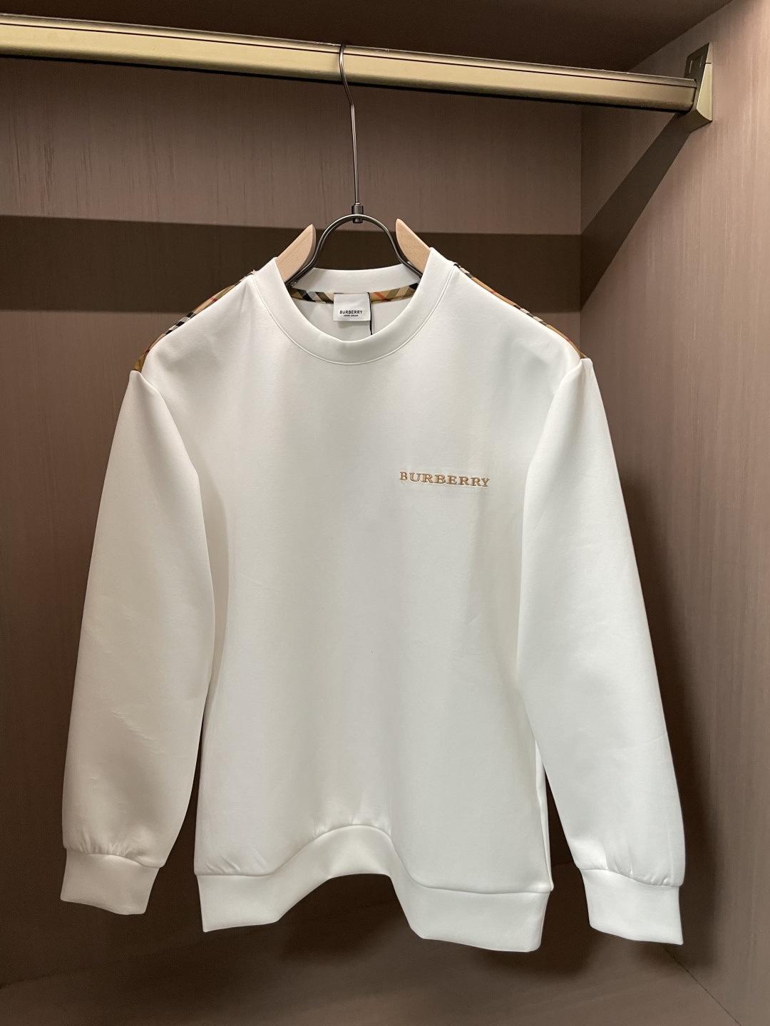 NO:601719,Bur round neck pullover sweatshirt; classic pullover for men and women, simple and elegant series of items, low-key, luxurious and versatile!  The sweatshirt is made of high-weight cotton fabrics supplied by customers. The lining is tight and very skin-friendly. It is arranged in an orderly manner. It feels super soft, delicate and comfortable, and the fabric texture is top-notch!  Low-key and highly recognizable, it highlights the brand’s unique fashion charm!  The upper body is a standard unisex style, which is super versatile and easy to wear. It can be easily worn by both men and women, creating the most simple and popular mainstream. Sizes XS-L, burberry, hoodie, sweatshirts, alexander wang19860909Bur 圆领套头卫衣；经典套头男女同款,简约大气系列单品,低调奢华大气百搭款！ 卫衣选用客供高克重棉质面料精制而成,内里紧密且既极具亲肤感的,井然有序的排列着,手感超级柔软细腻舒适,面料质感堪称顶级！低调且辨识度十足,彰显品牌独有的时尚魅力值！版型上身标准中性的款式,超级百搭好穿,男女都可轻松上身演绎,打造出最简约流行的主流 尺码XS-L,,burberry,hoodie,sweatshirts,alexander wang,Men's clothing