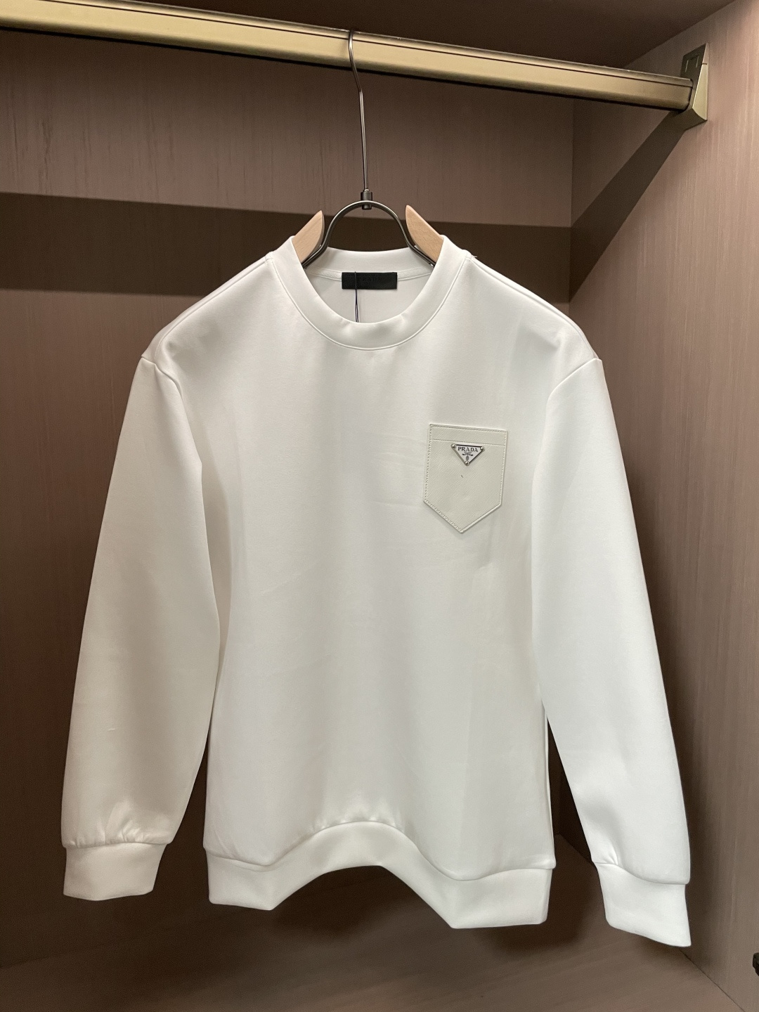 NO:601722,Prad round neck pullover sweatshirt; classic pullover for men and women, simple and elegant series of items, low-key, luxurious and versatile!  The sweatshirt is made of high-weight cotton fabrics supplied by customers. The lining is tight and very skin-friendly. It is arranged in an orderly manner. It feels super soft, delicate and comfortable, and the fabric texture is top-notch!  Low-key and highly recognizable, it highlights the brand’s unique fashion charm!  The upper body is a standard unisex style, which is super versatile and easy to wear. It can be easily worn by both men and women, creating the most simple and popular mainstream. Sizes XS-L, prada, hoodie, sweatshirts, alexander wang19860909Prad 圆领套头卫衣；经典套头男女同款,简约大气系列单品,低调奢华大气百搭款！ 卫衣选用客供高克重棉质面料精制而成,内里紧密且既极具亲肤感的,井然有序的排列着,手感超级柔软细腻舒适,面料质感堪称顶级！低调且辨识度十足,彰显品牌独有的时尚魅力值！版型上身标准中性的款式,超级百搭好穿,男女都可轻松上身演绎,打造出最简约流行的主流 尺码XS-L,,prada,hoodie,sweatshirts,alexander wang,Men's clothing