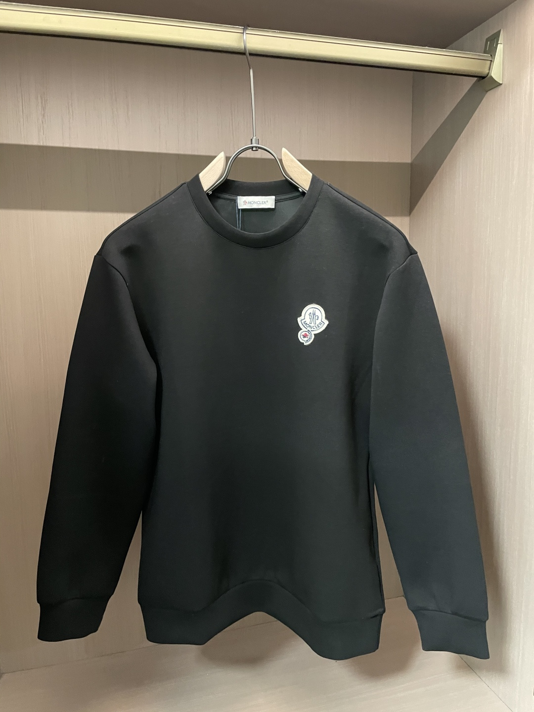 NO:601725,Men's round neck pullover sweatshirt; classic pullover for men and women, simple and elegant series of items, low-key, luxurious and versatile!  The sweatshirt is made of high-weight cotton fabrics supplied by customers. The lining is tight and very skin-friendly. It is arranged in an orderly manner. It feels super soft, delicate and comfortable, and the fabric texture is top-notch!  Low-key and highly recognizable, it highlights the brand’s unique fashion charm!  The upper body is a standard unisex style, which is super versatile and easy to wear. It can be easily worn by both men and women, creating the most simple and popular mainstream. Sizes XS-L, Moncler, hoodie, sweatshirts, alexander wang19860909蒙口 圆领套头卫衣；经典套头男女同款,简约大气系列单品,低调奢华大气百搭款！ 卫衣选用客供高克重棉质面料精制而成,内里紧密且既极具亲肤感的,井然有序的排列着,手感超级柔软细腻舒适,面料质感堪称顶级！低调且辨识度十足,彰显品牌独有的时尚魅力值！版型上身标准中性的款式,超级百搭好穿,男女都可轻松上身演绎,打造出最简约流行的主流 尺码XS-L,,Moncler,hoodie,sweatshirts,alexander wang,Men's clothing