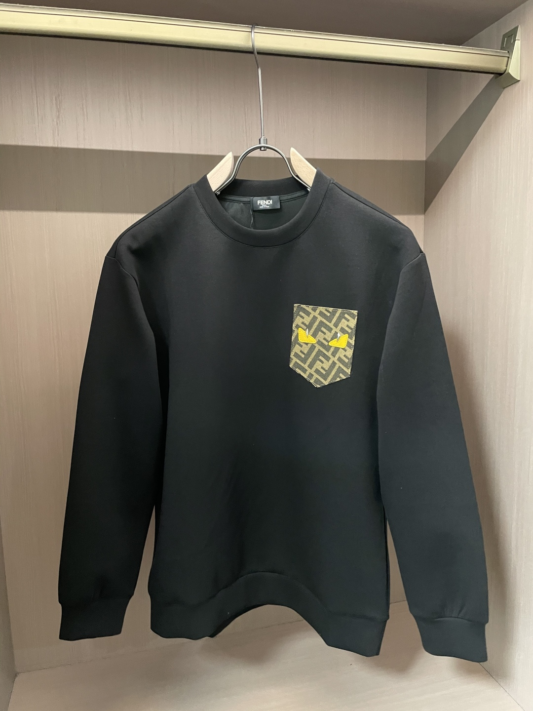 NO:601731,FD round neck pullover sweatshirt; classic pullover for men and women, simple and elegant series of items, low-key, luxurious and versatile!  The sweatshirt is made of high-weight cotton fabrics supplied by customers. The lining is tight and very skin-friendly. It is arranged in an orderly manner. It feels super soft, delicate and comfortable, and the fabric texture is top-notch!  Low-key and highly recognizable, it highlights the brand’s unique fashion charm!  The upper body is a standard unisex style, which is super versatile and easy to wear. It can be easily worn by both men and women, creating the most simple and popular mainstream. Sizes XS-L, hoodie, sweatshirts, alexander wang19860909FD 圆领套头卫衣；经典套头男女同款,简约大气系列单品,低调奢华大气百搭款！ 卫衣选用客供高克重棉质面料精制而成,内里紧密且既极具亲肤感的,井然有序的排列着,手感超级柔软细腻舒适,面料质感堪称顶级！低调且辨识度十足,彰显品牌独有的时尚魅力值！版型上身标准中性的款式,超级百搭好穿,男女都可轻松上身演绎,打造出最简约流行的主流 尺码XS-L,,hoodie,sweatshirts,alexander wang,Men's clothing