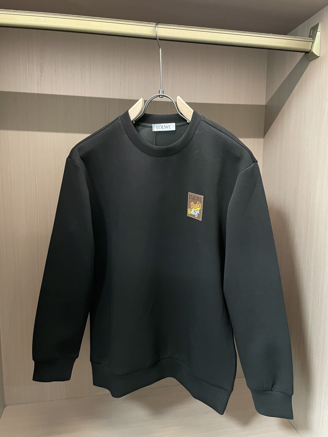 NO:601740,Loewe round neck pullover sweatshirt; classic pullover for men and women, simple and elegant series of items, low-key, luxurious and versatile!  The sweatshirt is made of high-weight cotton fabrics supplied by customers. The lining is tight and very skin-friendly. It is arranged in an orderly manner. It feels super soft, delicate and comfortable, and the fabric texture is top-notch!  Low-key and highly recognizable, it highlights the brand’s unique fashion charm!  The upper body is a standard unisex style, which is super versatile and easy to wear. It can be easily worn by both men and women, creating the most simple and popular mainstream. Sizes XS-L, loewe, hoodie, sweatshirts, alexander wang19860909Loewe 圆领套头卫衣；经典套头男女同款,简约大气系列单品,低调奢华大气百搭款！ 卫衣选用客供高克重棉质面料精制而成,内里紧密且既极具亲肤感的,井然有序的排列着,手感超级柔软细腻舒适,面料质感堪称顶级！低调且辨识度十足,彰显品牌独有的时尚魅力值！版型上身标准中性的款式,超级百搭好穿,男女都可轻松上身演绎,打造出最简约流行的主流 尺码XS-L,,loewe,hoodie,sweatshirts,alexander wang,Men's clothing