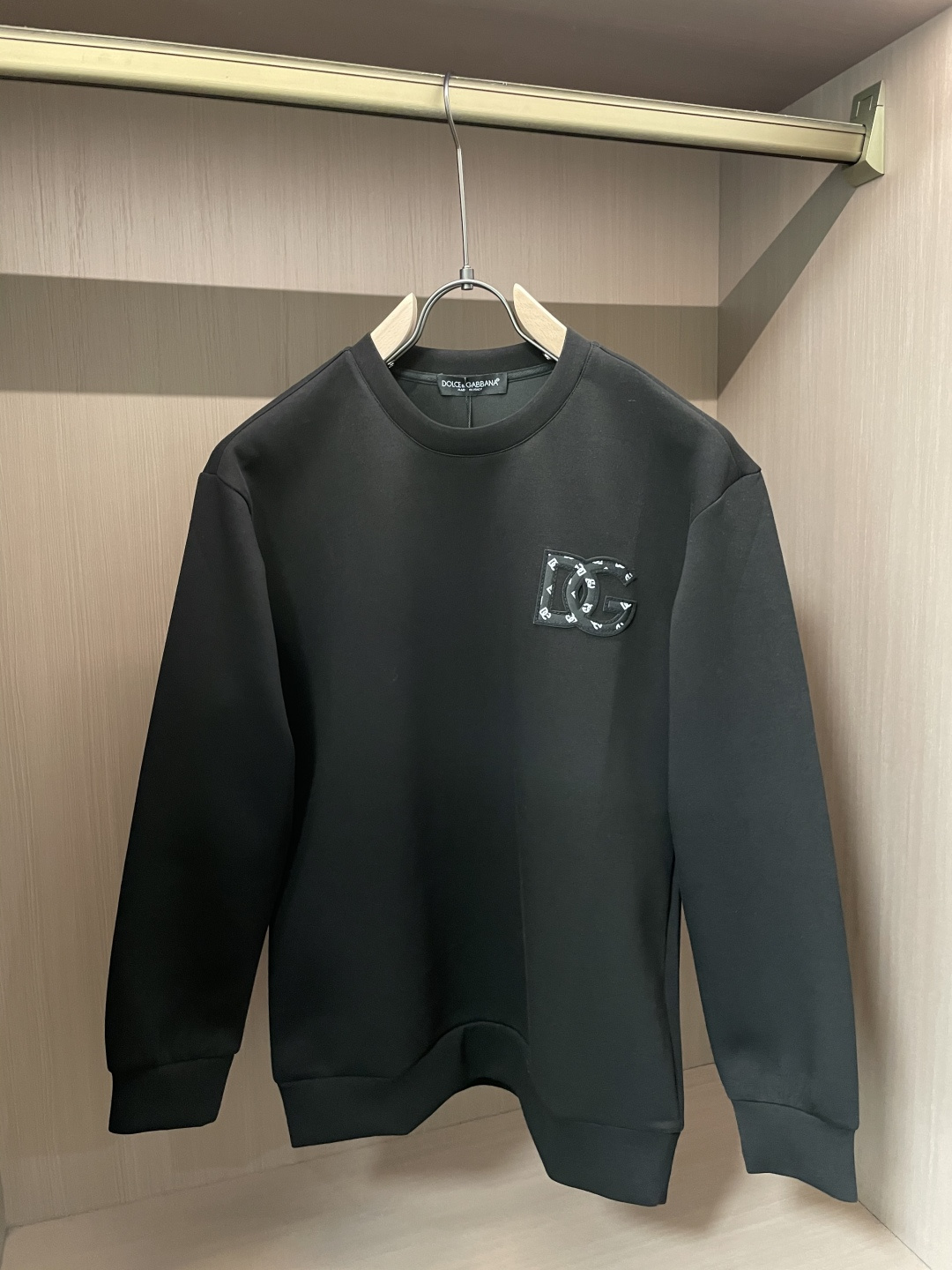 NO:601743,DG round neck pullover sweatshirt; classic pullover for men and women, simple and elegant series of items, low-key, luxurious and versatile!  The sweatshirt is made of high-weight cotton fabrics supplied by customers. The lining is tight and very skin-friendly. It is arranged in an orderly manner. It feels super soft, delicate and comfortable, and the fabric texture is top-notch!  Low-key and highly recognizable, it highlights the brand’s unique fashion charm!  The upper body is a standard unisex style, which is super versatile and easy to wear. It can be easily worn by both men and women, creating the most simple and popular mainstream. Sizes XS-L, hoodie, sweatshirts, alexander wang19860909DG 圆领套头卫衣；经典套头男女同款,简约大气系列单品,低调奢华大气百搭款！ 卫衣选用客供高克重棉质面料精制而成,内里紧密且既极具亲肤感的,井然有序的排列着,手感超级柔软细腻舒适,面料质感堪称顶级！低调且辨识度十足,彰显品牌独有的时尚魅力值！版型上身标准中性的款式,超级百搭好穿,男女都可轻松上身演绎,打造出最简约流行的主流 尺码XS-L,,hoodie,sweatshirts,alexander wang,Men's clothing