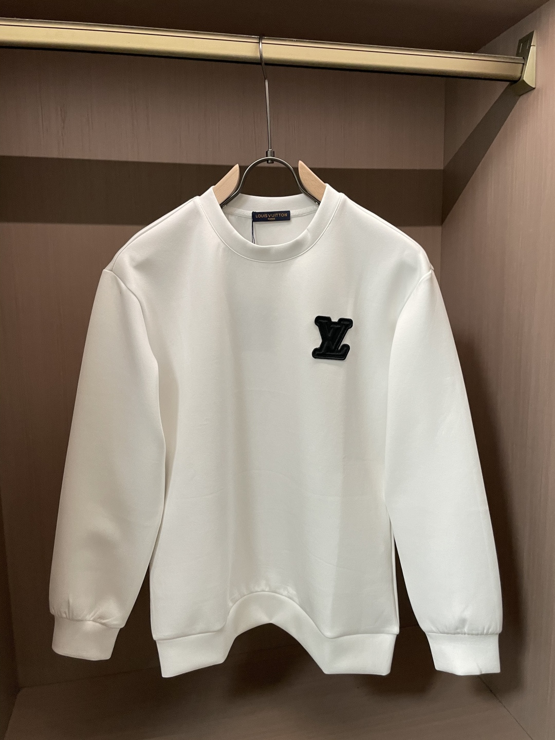 NO:601746,LV round neck pullover sweatshirt; classic pullover for men and women, simple and elegant series of items, low-key, luxurious and versatile!  The sweatshirt is made of high-weight cotton fabrics supplied by customers. The lining is tight and very skin-friendly. It is arranged in an orderly manner. It feels super soft, delicate and comfortable, and the fabric texture is top-notch!  Low-key and highly recognizable, it highlights the brand’s unique fashion charm!  The upper body is a standard unisex style, which is super versatile and easy to wear. It can be easily worn by both men and women, creating the most simple and popular mainstream. Sizes XS-L, Louis Vuitton, hoodie, sweatshirts, alexander wang19860909Lv 圆领套头卫衣；经典套头男女同款,简约大气系列单品,低调奢华大气百搭款！ 卫衣选用客供高克重棉质面料精制而成,内里紧密且既极具亲肤感的,井然有序的排列着,手感超级柔软细腻舒适,面料质感堪称顶级！低调且辨识度十足,彰显品牌独有的时尚魅力值！版型上身标准中性的款式,超级百搭好穿,男女都可轻松上身演绎,打造出最简约流行的主流 尺码XS-L,,louis vuitton,hoodie,sweatshirts,alexander wang,Men's clothing