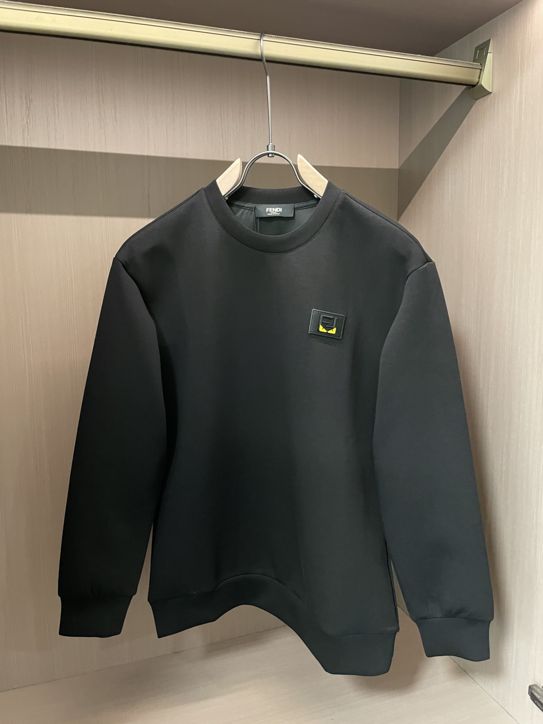 NO:601747,FD round neck pullover sweatshirt; classic pullover for men and women, simple and elegant series of items, low-key, luxurious and versatile!  The sweatshirt is made of high-weight cotton fabrics supplied by customers. The lining is tight and very skin-friendly. It is arranged in an orderly manner. It feels super soft, delicate and comfortable, and the fabric texture is top-notch!  Low-key and highly recognizable, it highlights the brand’s unique fashion charm!  The upper body is a standard unisex style, which is super versatile and easy to wear. It can be easily worn by both men and women, creating the most simple and popular mainstream. Sizes XS-L, hoodie, sweatshirts, alexander wang19860909FD 圆领套头卫衣；经典套头男女同款,简约大气系列单品,低调奢华大气百搭款！ 卫衣选用客供高克重棉质面料精制而成,内里紧密且既极具亲肤感的,井然有序的排列着,手感超级柔软细腻舒适,面料质感堪称顶级！低调且辨识度十足,彰显品牌独有的时尚魅力值！版型上身标准中性的款式,超级百搭好穿,男女都可轻松上身演绎,打造出最简约流行的主流 尺码XS-L,,hoodie,sweatshirts,alexander wang,Men's clothing