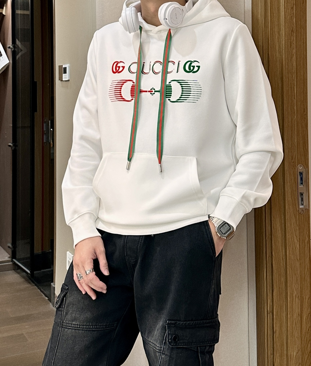 NO:601749,Gucc pullover hooded sweatshirt; classic pullover for men and women, simple and elegant series of items, low-key, luxurious and versatile!  The sweatshirt is made of high-weight cotton fabrics supplied by customers. The lining is tight and very skin-friendly. It is arranged in an orderly manner. It feels super soft, delicate and comfortable, and the fabric texture is top-notch!  Low-key and highly recognizable, it highlights the brand’s unique fashion charm!  The upper body is a standard unisex style, which is super versatile and easy to wear. It can be easily worn by both men and women, creating the most simple and popular mainstream. Sizes m-xxxl, gucci, hoodie, sweatshirts, hats, alexander wang19860909Gucc 套头连帽卫衣；经典套头男女同款,简约大气系列单品,低调奢华大气百搭款！ 卫衣选用客供高克重棉质面料精制而成,内里紧密且既极具亲肤感的,井然有序的排列着,手感超级柔软细腻舒适,面料质感堪称顶级！低调且辨识度十足,彰显品牌独有的时尚魅力值！版型上身标准中性的款式,超级百搭好穿,男女都可轻松上身演绎,打造出最简约流行的主流 尺码m-xxxl,,gucci,hoodie,sweatshirts,hats,alexander wang,Men's clothing