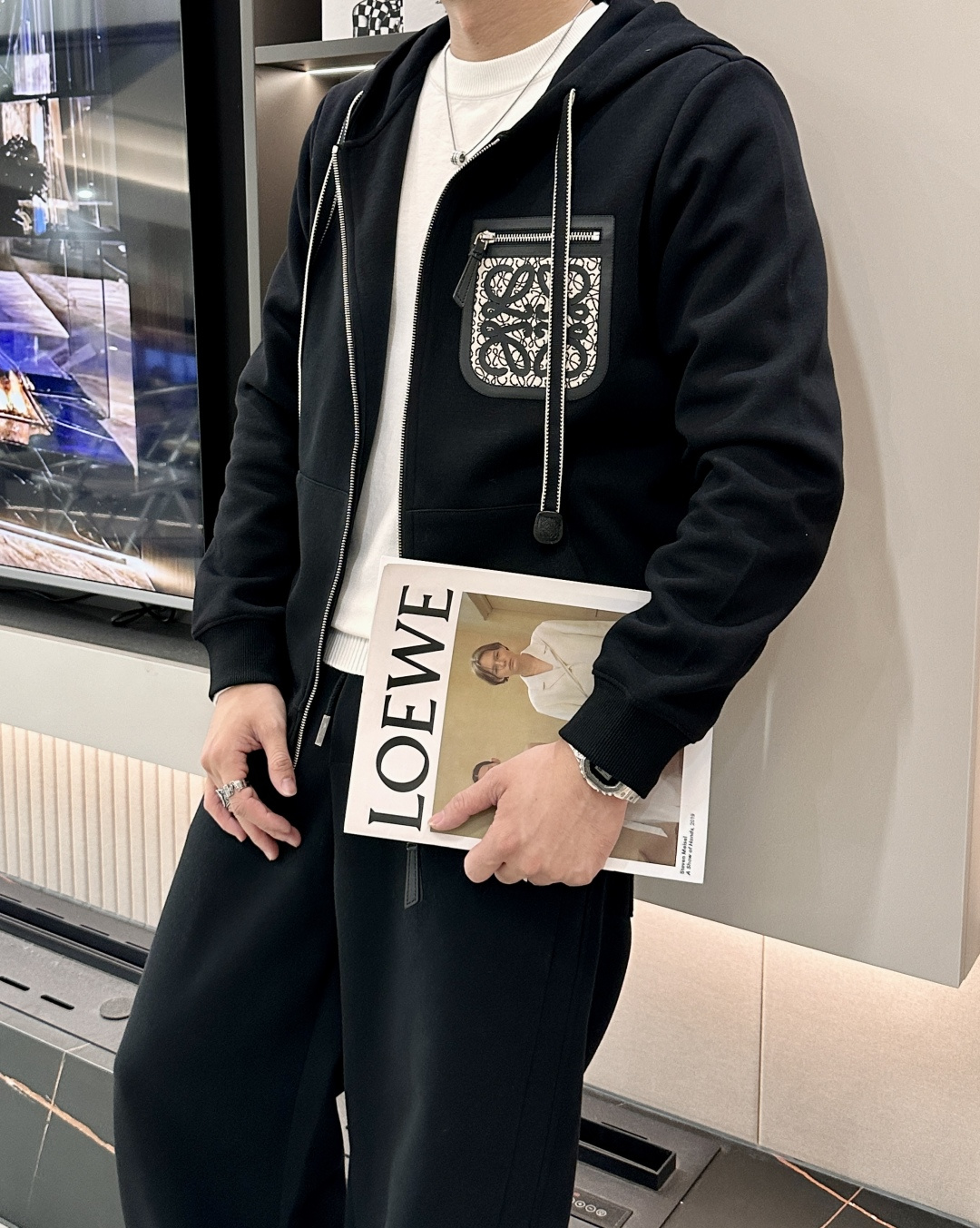 NO:601753,Loewe cardigan hooded sweatshirt; classic pullover for men and women, simple and elegant series of items, low-key, luxurious and versatile!  The sweatshirt is made of high-weight cotton fabrics supplied by customers. The lining is tight and very skin-friendly. It is arranged in an orderly manner. It feels super soft, delicate and comfortable, and the fabric texture is top-notch!  Low-key and highly recognizable, it highlights the brand’s unique fashion charm!  The upper body is a standard unisex style, which is super versatile and easy to wear. It can be easily worn by both men and women, creating the most simple and popular mainstream. Sizes m-xxxl, loewe, hoodie, sweatshirts, hats, alexander wang19860909Loewe 开衫连帽卫衣；经典套头男女同款,简约大气系列单品,低调奢华大气百搭款！ 卫衣选用客供高克重棉质面料精制而成,内里紧密且既极具亲肤感的,井然有序的排列着,手感超级柔软细腻舒适,面料质感堪称顶级！低调且辨识度十足,彰显品牌独有的时尚魅力值！版型上身标准中性的款式,超级百搭好穿,男女都可轻松上身演绎,打造出最简约流行的主流 尺码m-xxxl,,loewe,hoodie,sweatshirts,hats,alexander wang,Men's clothing