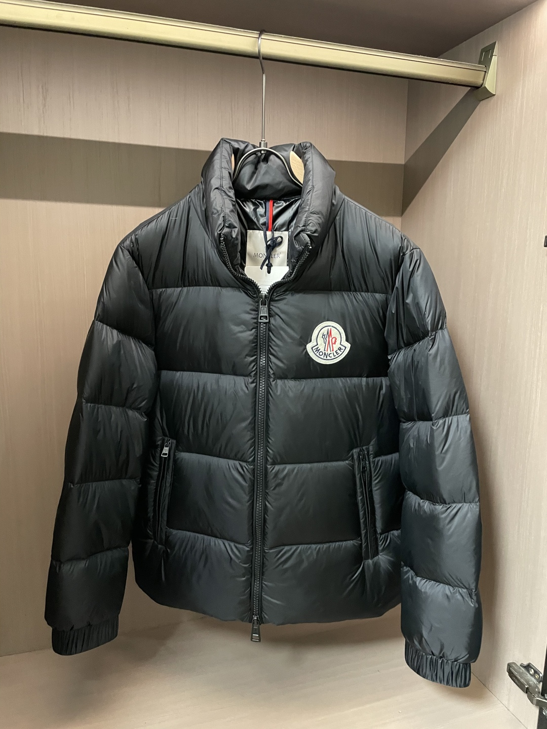 NO:608295,Mengkou trading company order!  2025ss autumn and winter new products, official website synchronization, super stylish, simple and comfortable down jacket customized with the highest grade 90 white duck down anti-drilling fabric, excellent fluffiness, full filling, light and not weighing down, fashionable and simple, very suitable for sweatshirts and sweaters, high stand collar, windproof and warm design. Original imported hardware button bag, original fabric, warm and stylish, cold-proof and warm, three-label accessories and complete details... If you have a big product, seize the opportunity with heart.  Size m-xxxl (profitable),,Moncler,hoodie,sweatshirts,sweaters,down jacket,alexander wang19860909蒙口 贸易公司订单！2025ss秋冬新品 官网同步 超有型 简洁舒适的羽绒服定制最高等90白鸭绒防钻绒面料、蓬松度极好,填充物饱满,轻便不压身,时尚简约,内搭卫衣、毛衣都非常合适,高立领防风保暖设计.原版进口五金纽扣袋,原版面料,保暖有型、御寒保暖、三标辅料细节齐全……大货就有心的把握机会吧. 尺码m-xxxl (让利款）,,Moncler,hoodie,sweatshirts,sweaters,down jacket,alexander wang,Men's clothing