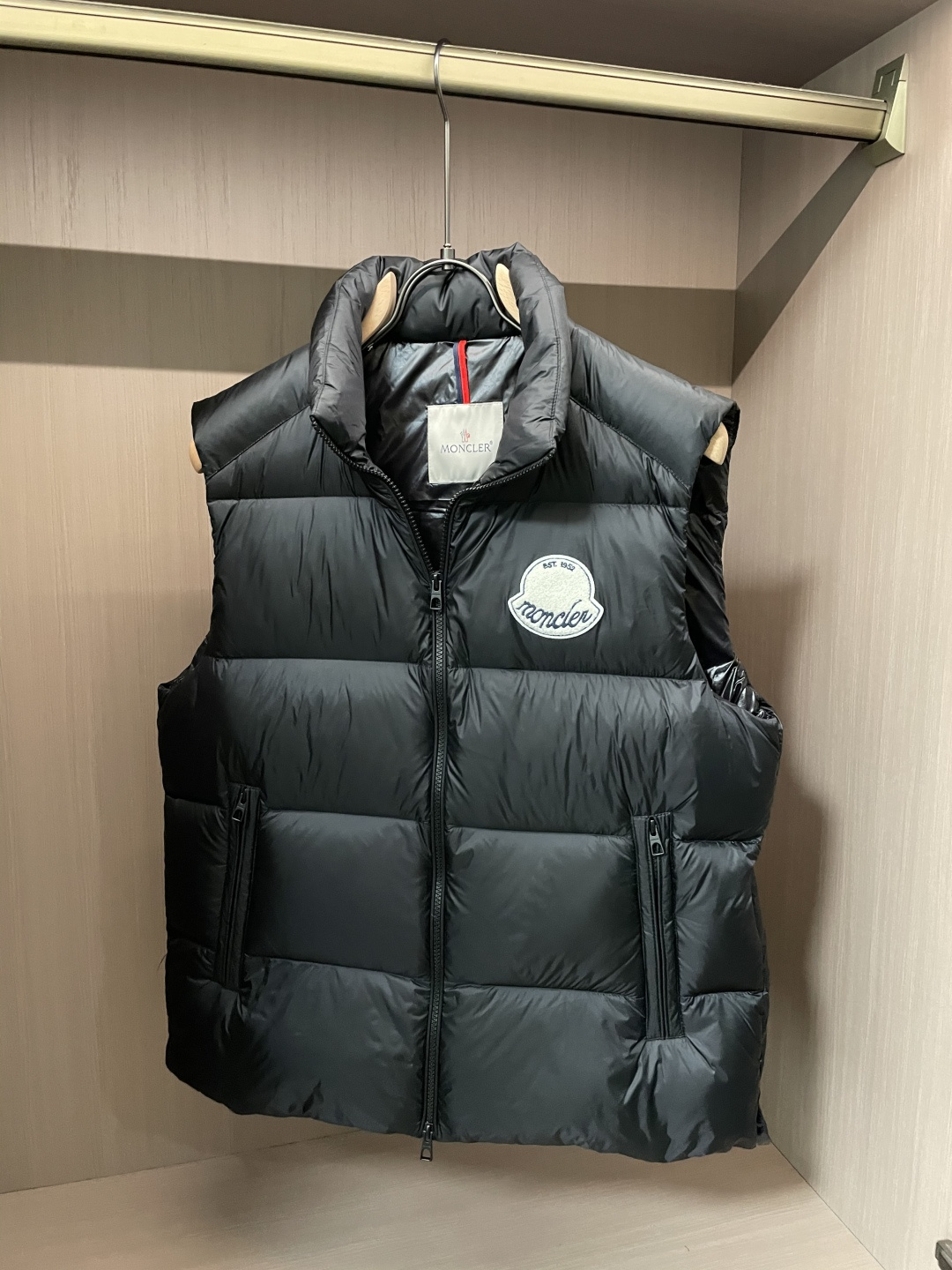 NO:608300,Mouthless 2025FW down vest, a must-have item for fashionistas!  Advanced customization, the highest standard of 90 down, ingredients support testing, first-class thermal performance. Double-layer gallbladder inside to ensure that the goose down will not come out, customized high-density waterproof nylon fabric. High-end texture and durability. The quality can reach the purchase level. Super versatile, the upper body effect is great!  Size m-xxxl (profitable),,Moncler,down jacket,alexander wang19860909蒙口 2025FW羽绒马甲 潮人必备单品！高级定制 最高标准90绒,成分支持检测,一流保暖性能.内里双层胆布,以保证鹅绒不会钻出,定制高密度防水尼龙面料.高端质感及耐用性.品质可达代购级别. 超级百搭,上身效果超赞！ 尺码m-xxxl (让利款）,,Moncler,down jacket,alexander wang,Men's clothing