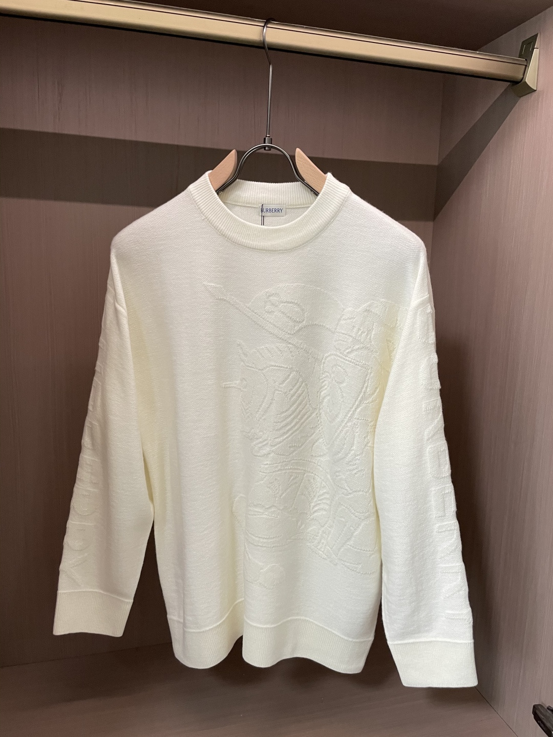 NO:608306,BUR sweater 2025 autumn and winter latest series, 1:1 top replica at the counter, all in good condition!  Thick style, a must-have item for fashionistas!  Old irons who know the stuff should hurry up and get started. Fabric wool, size M~3XL.,,burberry,sweaters,alexander wang19860909BUR 毛衣 2025秋冬最新系列,专柜1:1顶级复刻,全品相！加厚款,潮人必备单品！懂货的老铁赶紧下手,面料羊毛 尺码M~3XL.,,burberry,sweaters,alexander wang,Men's clothing