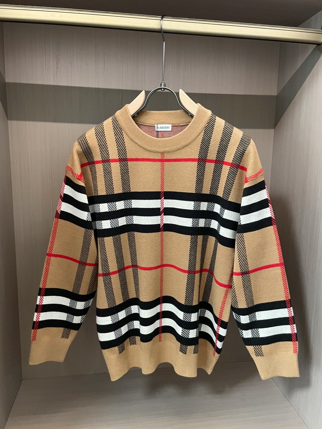 NO:608314,Bur sweater 2025 autumn and winter latest series, 1:1 top replica at the counter, all in good condition!  Thick style, a must-have item for fashionistas!  Old irons who know the stuff should hurry up and get started. Fabric wool, size M~3XL.,,burberry,sweaters,alexander wang19860909Bur 毛衣 2025秋冬最新系列,专柜1:1顶级复刻,全品相！加厚款,潮人必备单品！懂货的老铁赶紧下手,面料羊毛 尺码M~3XL.,,burberry,sweaters,alexander wang,Men's clothing