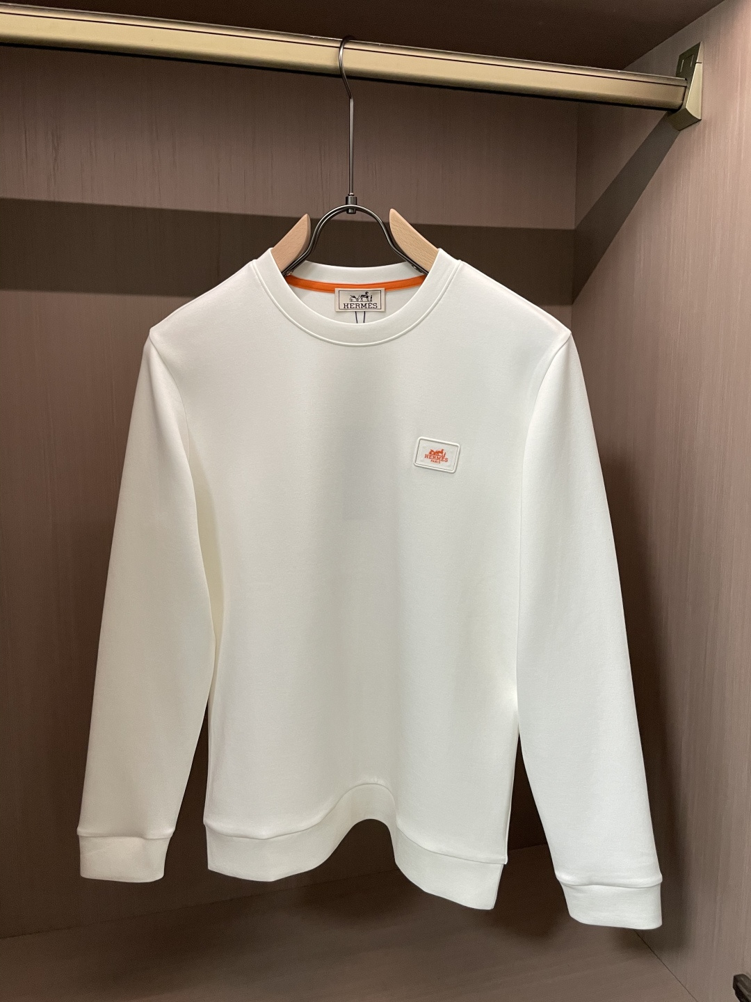 NO:608701,AIS round neck pullover sweatshirt; classic pullover for men and women, simple and elegant series of items, low-key, luxurious and versatile!  The sweatshirt is made of high-weight cotton fabrics supplied by customers. The lining is tight and very skin-friendly. It is arranged in an orderly manner. It feels super soft, delicate and comfortable, and the fabric texture is top-notch!  Low-key and highly recognizable, it highlights the brand’s unique fashion charm!  The upper body is a standard unisex style, which is super versatile and easy to wear. It can be easily worn by both men and women, creating the most simple and popular mainstream. Sizes m-xxxxl, hoodie, sweatshirts, alexander wang19860909爱仕 圆领套头卫衣；经典套头男女同款,简约大气系列单品,低调奢华大气百搭款！ 卫衣选用客供高克重棉质面料精制而成,内里紧密且既极具亲肤感的,井然有序的排列着,手感超级柔软细腻舒适,面料质感堪称顶级！低调且辨识度十足,彰显品牌独有的时尚魅力值！版型上身标准中性的款式,超级百搭好穿,男女都可轻松上身演绎,打造出最简约流行的主流 尺码m-xxxxl,,hoodie,sweatshirts,alexander wang,Men's clothing