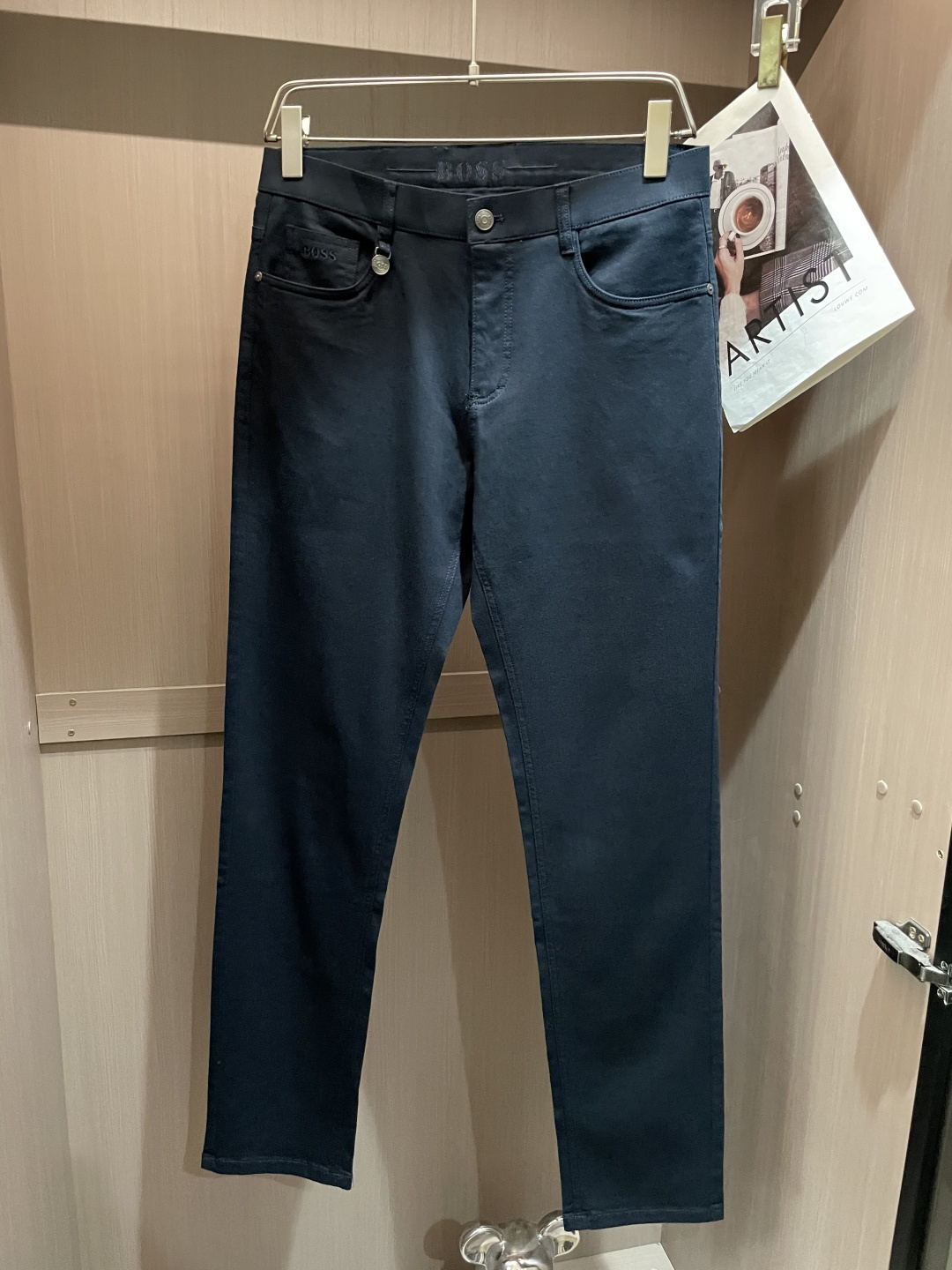 NO:610532,New products from the Boss counter are on the market at the same time. High-quality fashionable casual trousers made from original orders. Super versatile. Exclusively customized fabrics, with a delicate and soft feel, comfortable close-fitting, and a super stylish upper body! The latest hardware accessories from the original custom shop. Super beautiful shape, long upper body and slender legs. The lining and wiring are impeccable. It can be attended to any occasion. Once again, the fabric is very, very classy! Code number 30-40,,alexander wang19860909Boss 专柜新品同步上市.原单订制高品质时尚休闲西裤.超级百搭款.独家定制面料,手感细腻柔软,贴身舒适,上身超有型！原版定制专柜最新五金辅料.超靓版型、上身显腿修长,內里,走线都无可挑剔,任何场合都可出席,再次强调面料非常非常显档次！码数 30-40,,alexander wang,Men's clothing