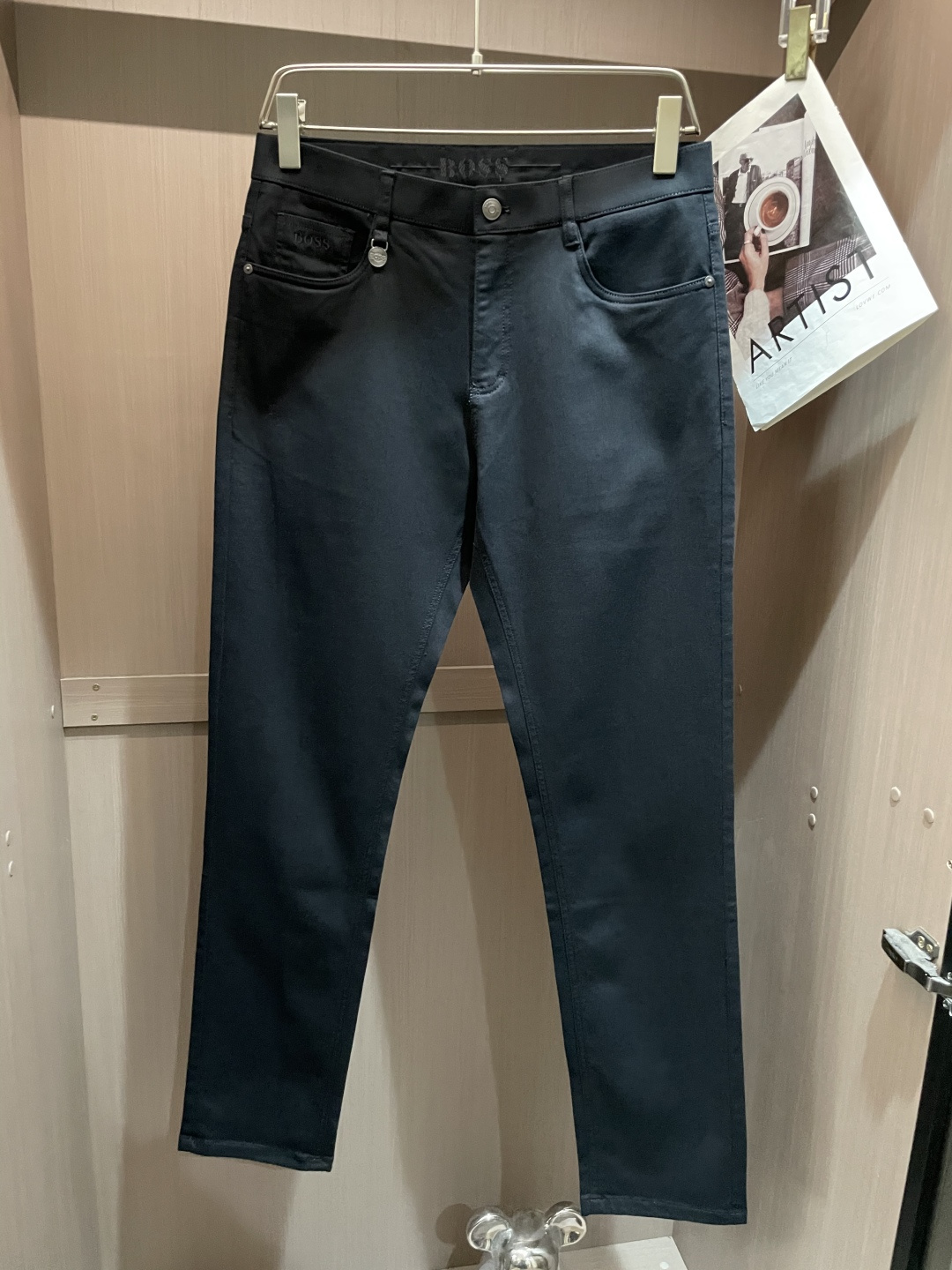 NO:610484,New products from the Boss counter are on the market at the same time. High-quality fashionable casual trousers made from original orders. Super versatile. Exclusively customized fabrics, with a delicate and soft feel, comfortable close-fitting, and a super stylish upper body! The latest hardware accessories from the original custom shop. Super beautiful shape, long upper body and slender legs. The lining and wiring are impeccable. It can be attended to any occasion. Once again, the fabric is very, very classy! Code number 30-40,,alexander wang19860909Boss 专柜新品同步上市.原单订制高品质时尚休闲西裤.超级百搭款.独家定制面料,手感细腻柔软,贴身舒适,上身超有型！原版定制专柜最新五金辅料.超靓版型、上身显腿修长,內里,走线都无可挑剔,任何场合都可出席,再次强调面料非常非常显档次！码数 30-40,,alexander wang,Men's clothing