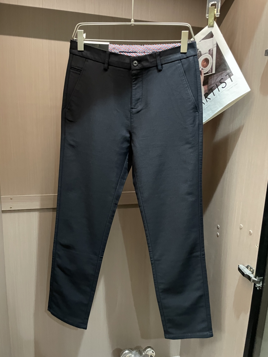 NO:610502,New products from the Tommy counter are on the market simultaneously. High-quality fashionable casual trousers made from original orders. Super versatile. Exclusively customized fabrics, with a delicate and soft feel, comfortable close-fitting, and a super stylish upper body! The latest hardware accessories from the original custom shop. Super beautiful shape, long upper body and slender legs. The lining and wiring are impeccable. It can be attended to any occasion. Once again, the fabric is very, very classy! Code number 30-40,,tom ford,alexander wang19860909Tommy 专柜新品同步上市.原单订制高品质时尚休闲西裤.超级百搭款.独家定制面料,手感细腻柔软,贴身舒适,上身超有型！原版定制专柜最新五金辅料.超靓版型、上身显腿修长,內里,走线都无可挑剔,任何场合都可出席,再次强调面料非常非常显档次！码数 30-40,,tom ford,alexander wang,Men's clothing