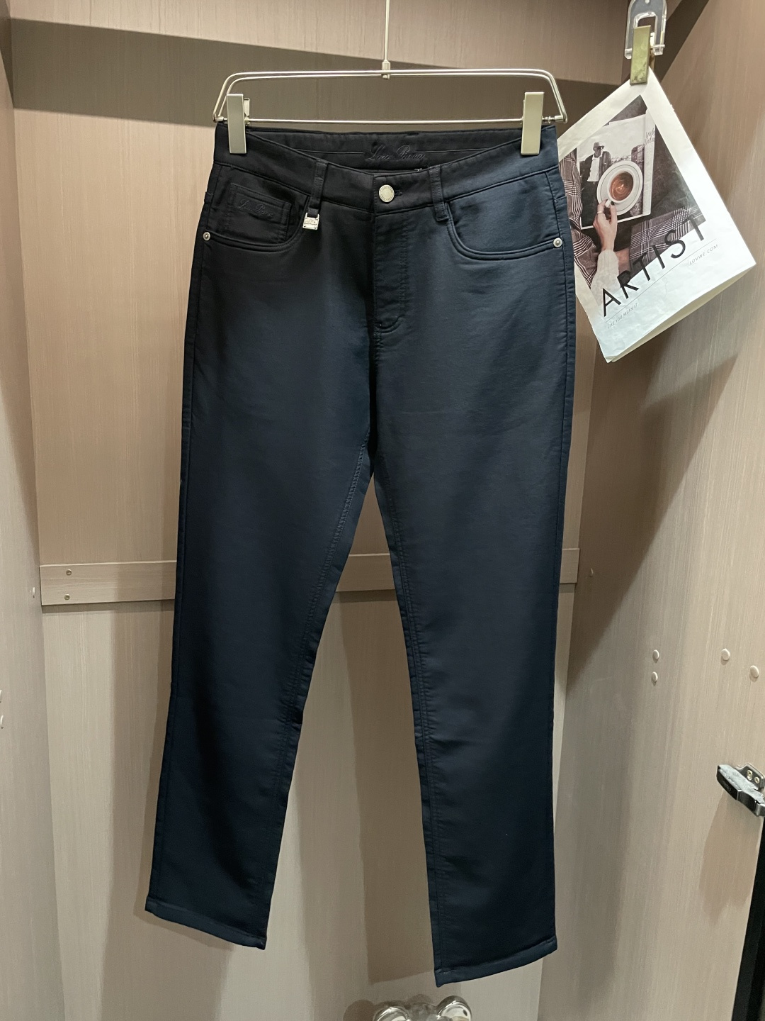 NO:610508,New products from LP counters are on the market at the same time. High-quality fashionable casual trousers made from original orders. Super versatile. Exclusively customized fabrics, with a delicate and soft feel, comfortable fit, and a super stylish upper body! The latest hardware accessories from the original custom shop. Super beautiful shape, long upper body and slender legs. The lining and wiring are impeccable. It can be attended to any occasion. Once again, the fabric is very, very classy! Code number 30-40,,loro piana,alexander wang19860909LP 专柜新品同步上市.原单订制高品质时尚休闲西裤.超级百搭款.独家定制面料,手感细腻柔软,贴身舒适,上身超有型！原版定制专柜最新五金辅料.超靓版型、上身显腿修长,內里,走线都无可挑剔,任何场合都可出席,再次强调面料非常非常显档次！码数 30-40,,loro piana,alexander wang,Men's clothing