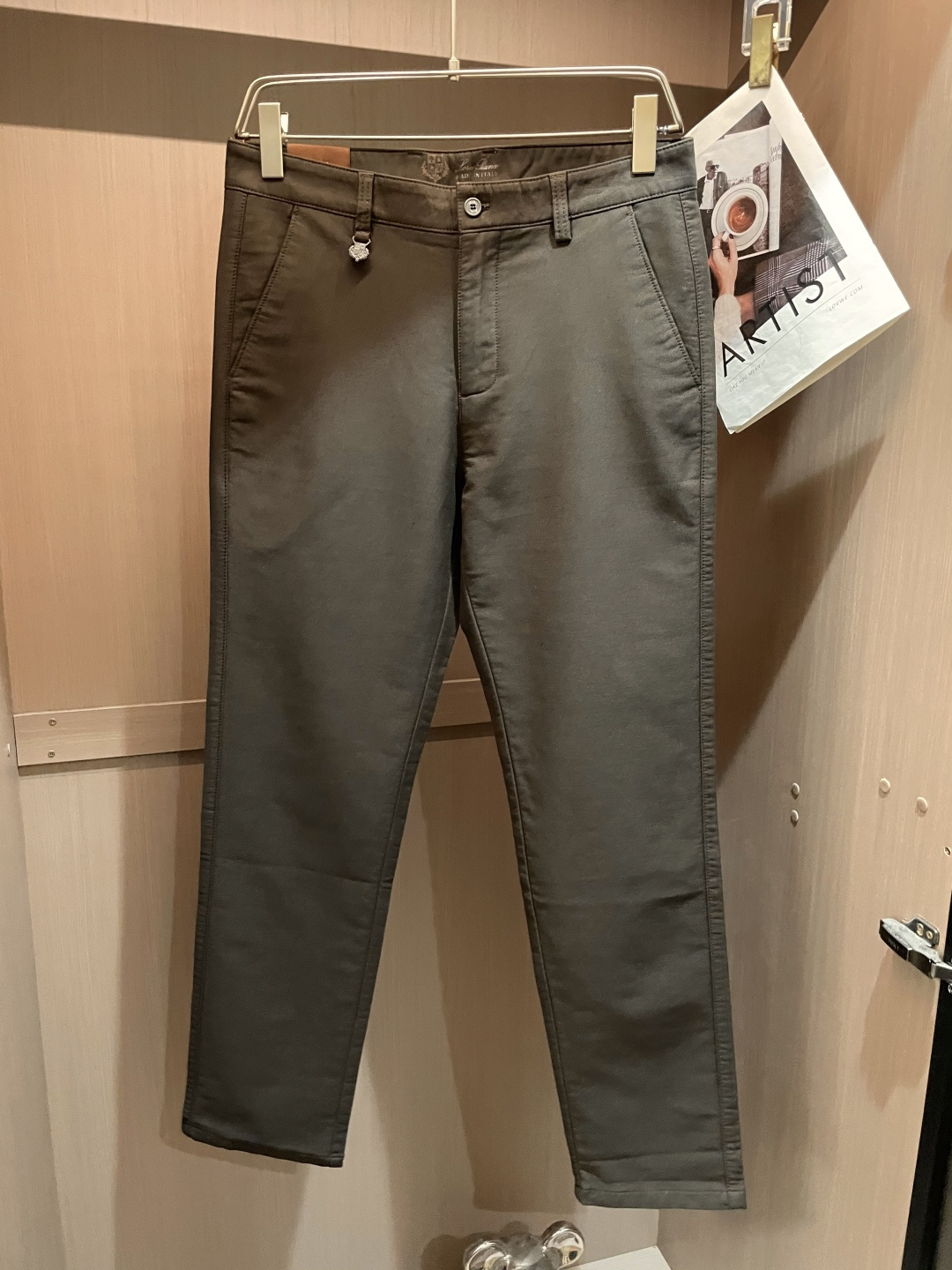 NO:610513,New products from the LP counter are on the market at the same time. High-quality fashionable casual trousers made from original orders. Super versatile. Exclusively customized fabrics, with a delicate and soft feel, comfortable close-fitting, and a super stylish upper body! The latest hardware accessories from the original custom shop. Super beautiful shape, long upper body and slender legs. The lining and wiring are impeccable. It can be attended to any occasion. Once again, the fabric is very, very classy! Code number 30-40,,loro piana,alexander wang19860909LP专柜新品同步上市.原单订制高品质时尚休闲西裤.超级百搭款.独家定制面料,手感细腻柔软,贴身舒适,上身超有型！原版定制专柜最新五金辅料.超靓版型、上身显腿修长,內里,走线都无可挑剔,任何场合都可出席,再次强调面料非常非常显档次！码数 30-40,,loro piana,alexander wang,Men's clothing