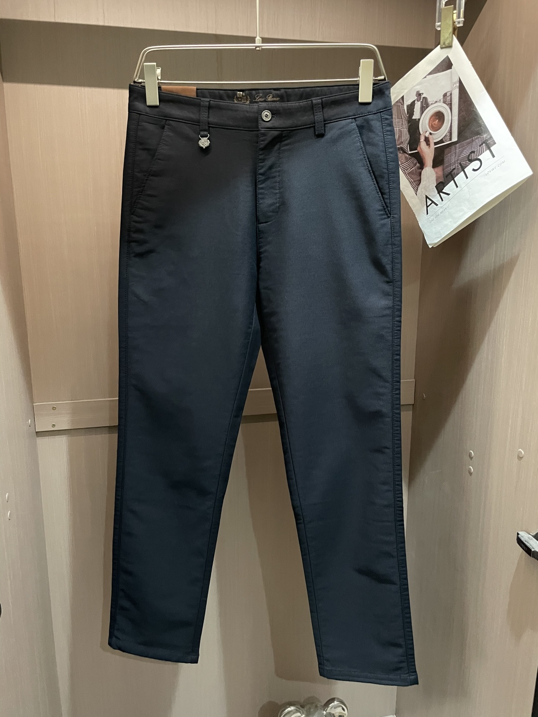 NO:610518,New products from LP counters are on the market at the same time. High-quality fashionable casual trousers made from original orders. Super versatile. Exclusively customized fabrics, with a delicate and soft feel, comfortable fit, and a super stylish upper body! The latest hardware accessories from the original custom shop. Super beautiful shape, long upper body and slender legs. The lining and wiring are impeccable. It can be attended to any occasion. Once again, the fabric is very, very classy! Code number 30-40,,loro piana,alexander wang19860909LP 专柜新品同步上市.原单订制高品质时尚休闲西裤.超级百搭款.独家定制面料,手感细腻柔软,贴身舒适,上身超有型！原版定制专柜最新五金辅料.超靓版型、上身显腿修长,內里,走线都无可挑剔,任何场合都可出席,再次强调面料非常非常显档次！码数 30-40,,loro piana,alexander wang,Men's clothing