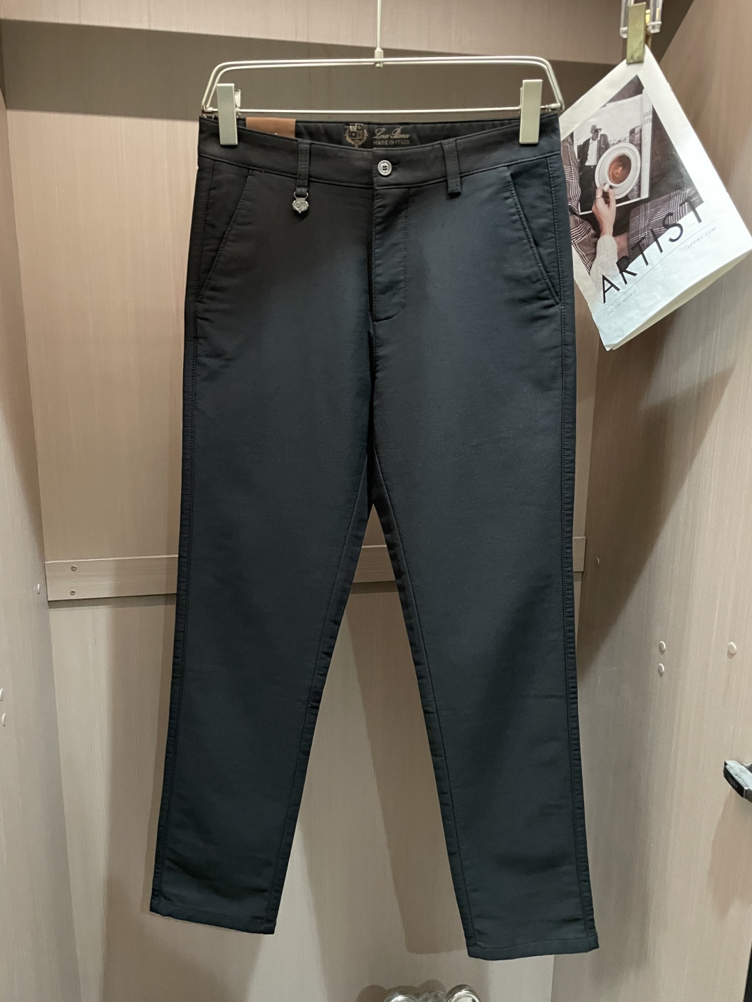 NO:610523,New products from the LP counter are on the market at the same time. High-quality fashionable casual trousers made from original orders. Super versatile. Exclusively customized fabrics, with a delicate and soft feel, comfortable close-fitting, and a super stylish upper body! The latest hardware accessories from the original custom shop. Super beautiful shape, long upper body and slender legs. The lining and wiring are impeccable. It can be attended to any occasion. Once again, the fabric is very, very classy! Code number 30-40,,loro piana,alexander wang19860909LP专柜新品同步上市.原单订制高品质时尚休闲西裤.超级百搭款.独家定制面料,手感细腻柔软,贴身舒适,上身超有型！原版定制专柜最新五金辅料.超靓版型、上身显腿修长,內里,走线都无可挑剔,任何场合都可出席,再次强调面料非常非常显档次！码数 30-40,,loro piana,alexander wang,Men's clothing