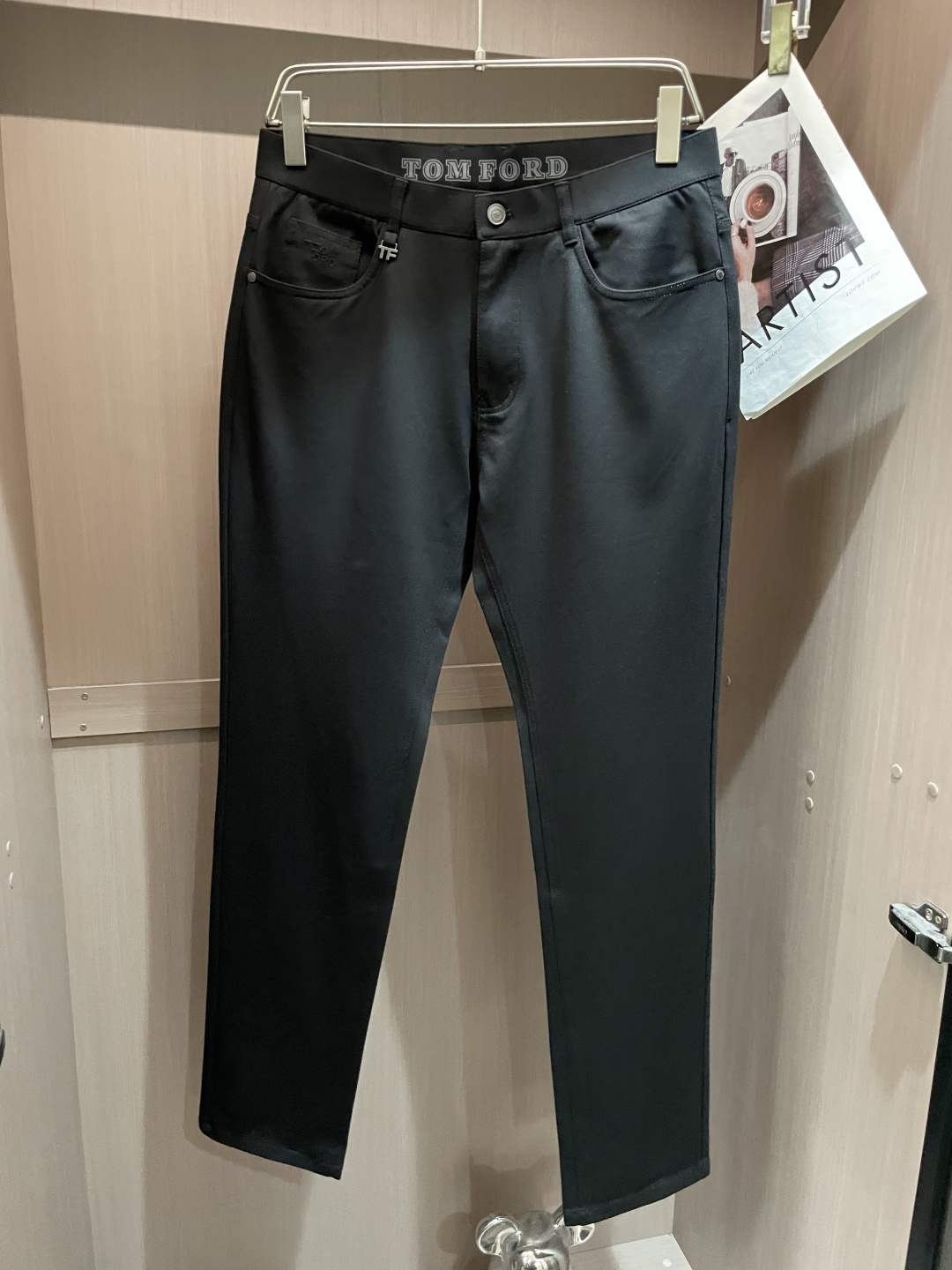 NO:610533,New products at the TF counter are on the market at the same time. High-quality fashionable casual trousers made from original orders. Super versatile. Exclusively customized fabrics, with a delicate and soft feel, comfortable close-fitting, and a super stylish upper body! The latest hardware accessories from the original custom shop. Super beautiful shape, long upper body and slender legs. The lining and wiring are impeccable. It can be attended to any occasion. Once again, the fabric is very, very classy! Code number 30-40,,tom ford,alexander wang19860909TF 专柜新品同步上市.原单订制高品质时尚休闲西裤.超级百搭款.独家定制面料,手感细腻柔软,贴身舒适,上身超有型！原版定制专柜最新五金辅料.超靓版型、上身显腿修长,內里,走线都无可挑剔,任何场合都可出席,再次强调面料非常非常显档次！码数 30-40,,tom ford,alexander wang,Men's clothing