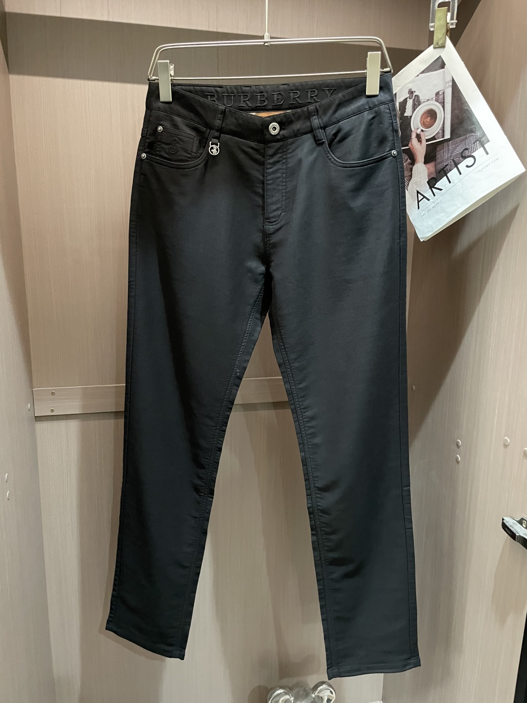 NO:610537,New products from the Bur counter are on the market at the same time. High-quality fashionable casual trousers made from original orders. Super versatile. Exclusively customized fabrics, with a delicate and soft feel, comfortable close-fitting, and a super stylish upper body! The latest hardware accessories from the original custom shop. Super beautiful shape, long upper body and slender legs. The lining and wiring are impeccable. It can be attended to any occasion. Once again, the fabric is very, very classy! Size 30-40,,burberry,alexander wang19860909Bur 专柜新品同步上市.原单订制高品质时尚休闲西裤.超级百搭款.独家定制面料,手感细腻柔软,贴身舒适,上身超有型！原版定制专柜最新五金辅料.超靓版型、上身显腿修长,內里,走线都无可挑剔,任何场合都可出席,再次强调面料非常非常显档次！码数 30-40,,burberry,alexander wang,Men's clothing