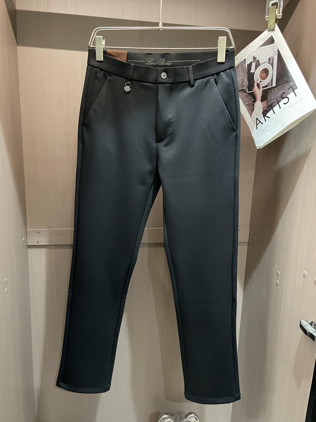 NO:610540,New products from LP counters are on the market at the same time. High-quality fashionable casual trousers made from original orders. Super versatile. Exclusively customized fabrics, with a delicate and soft feel, comfortable fit, and a super stylish upper body! The latest hardware accessories from the original custom shop. Super beautiful shape, long upper body and slender legs. The lining and wiring are impeccable. It can be attended to any occasion. Once again, the fabric is very, very classy! Code number 30-40,,loro piana,alexander wang19860909LP 专柜新品同步上市.原单订制高品质时尚休闲西裤.超级百搭款.独家定制面料,手感细腻柔软,贴身舒适,上身超有型！原版定制专柜最新五金辅料.超靓版型、上身显腿修长,內里,走线都无可挑剔,任何场合都可出席,再次强调面料非常非常显档次！码数 30-40,,loro piana,alexander wang,Men's clothing