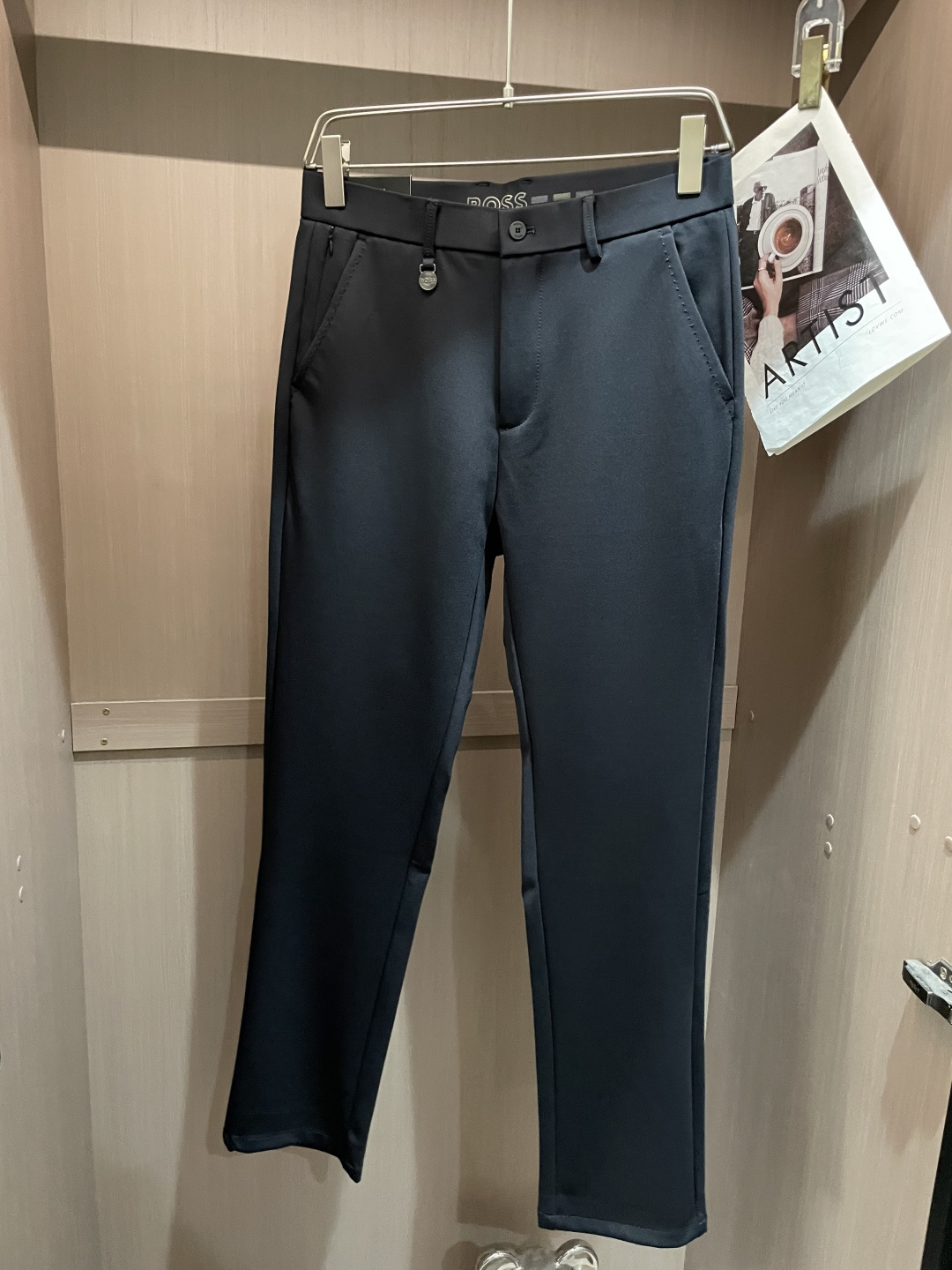 NO:610543,New products from the Boss counter are on the market at the same time. High-quality fashionable casual trousers made from original orders. Super versatile. Exclusively customized fabrics, with a delicate and soft feel, comfortable close-fitting, and a super stylish upper body! The latest hardware accessories from the original custom shop. Super beautiful shape, long upper body and slender legs. The lining and wiring are impeccable. It can be attended to any occasion. Once again, the fabric is very, very classy! Code number 30-40,,alexander wang19860909Boss 专柜新品同步上市.原单订制高品质时尚休闲西裤.超级百搭款.独家定制面料,手感细腻柔软,贴身舒适,上身超有型！原版定制专柜最新五金辅料.超靓版型、上身显腿修长,內里,走线都无可挑剔,任何场合都可出席,再次强调面料非常非常显档次！码数 30-40,,alexander wang,Men's clothing