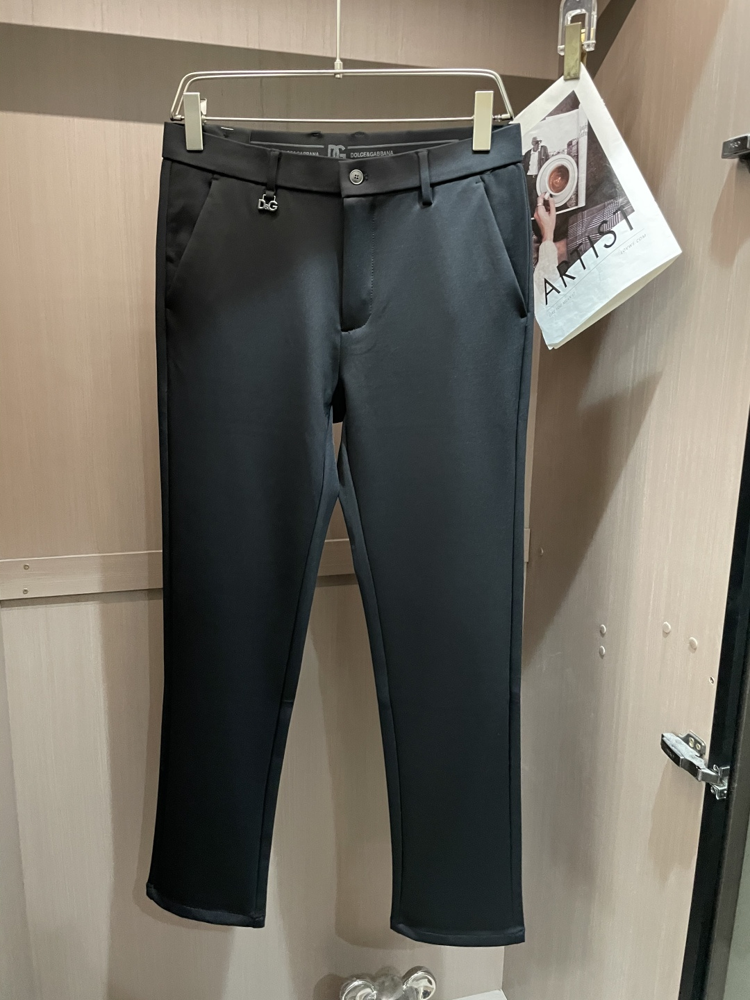 NO:610546,New products from DG counters are on the market at the same time. High-quality fashionable casual trousers made from original orders. Super versatile. Exclusively customized fabrics, with a delicate and soft feel, comfortable close-fitting, and a super stylish upper body! The latest hardware accessories from the original custom shop. Super beautiful shape, long upper body and slender legs. The lining and wiring are impeccable. It can be attended to any occasion. Once again, the fabric is very, very classy! Code number 30-40,,alexander wang19860909DG 专柜新品同步上市.原单订制高品质时尚休闲西裤.超级百搭款.独家定制面料,手感细腻柔软,贴身舒适,上身超有型！原版定制专柜最新五金辅料.超靓版型、上身显腿修长,內里,走线都无可挑剔,任何场合都可出席,再次强调面料非常非常显档次！码数 30-40,,alexander wang,Men's clothing