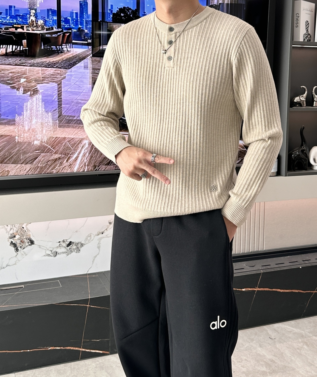 · LOEWE米调亨利领针织衫，是“高级感藏在细节里”的典范👇浅米底色混着细密格纹肌理，像把秋日阳光揉进