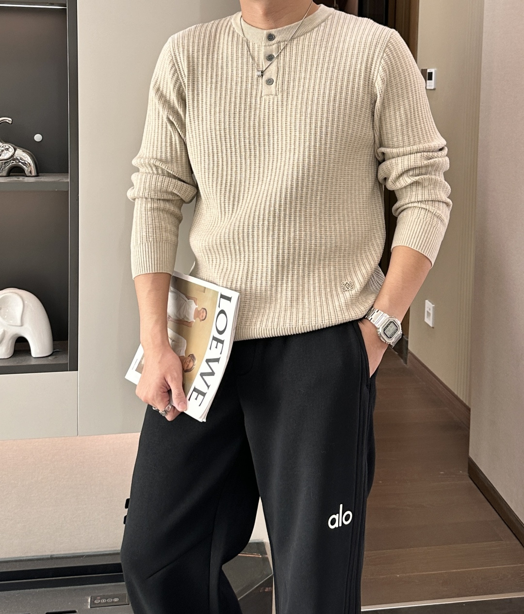 NO:610549,LOEWE beige-toned Henry collar sweater is a model of 'luxury is hidden in the details'. The light beige background color is mixed with a fine plaid texture, which is like rubbing the autumn sunshine into the stitches; the pit knitting is soft and boney, and the skin is warm and waxy like cashmere. The Henry collar design with three buttons on the neck is a sense of exquisite proportion hidden in laziness~  The fit is not cramped, and it can be worn with trousers for a low-key and sophisticated look for commuting, or with jeans for a relaxed and casual look on the weekends; the mini brand logo on the hem is a low-key tone that only knowledgeable people can get ~ The 'universal match' in the autumn and winter wardrobe, you don't have to worry about matching it, just put it on and it will look effortlessly high-end. Sizes m-xxxl,, loewe, alexander wang19860909LOEWE米调亨利领针织衫,是“高级感藏在细节里”的典范 浅米底色混着细密格纹肌理,像把秋日阳光揉进了针脚里；坑条针织软而有骨,贴肤是羊绒般的暖糯,领口三颗纽扣的亨利领设计,是慵懒里藏的精致分寸感~ 合身不局促的版型,搭西裤是通勤的低调精致,配牛仔是周末的松弛随性；下摆那枚迷你品牌标识,是懂行人才会get的低调腔调~ 秋冬衣橱里的“万能搭子”,不用费心想搭配,套上就是毫不费力的高级感. 尺码m-xxxl,,loewe,alexander wang,Men's clothing