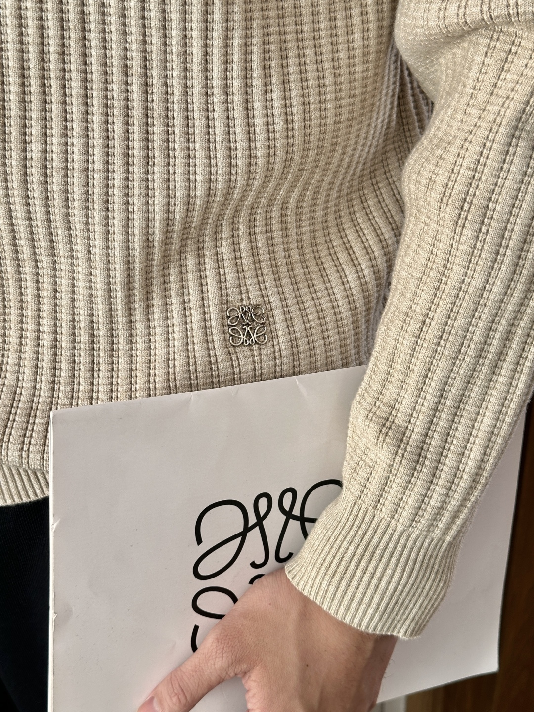 · LOEWE米调亨利领针织衫，是“高级感藏在细节里”的典范👇浅米底色混着细密格纹肌理，像把秋日阳光揉进