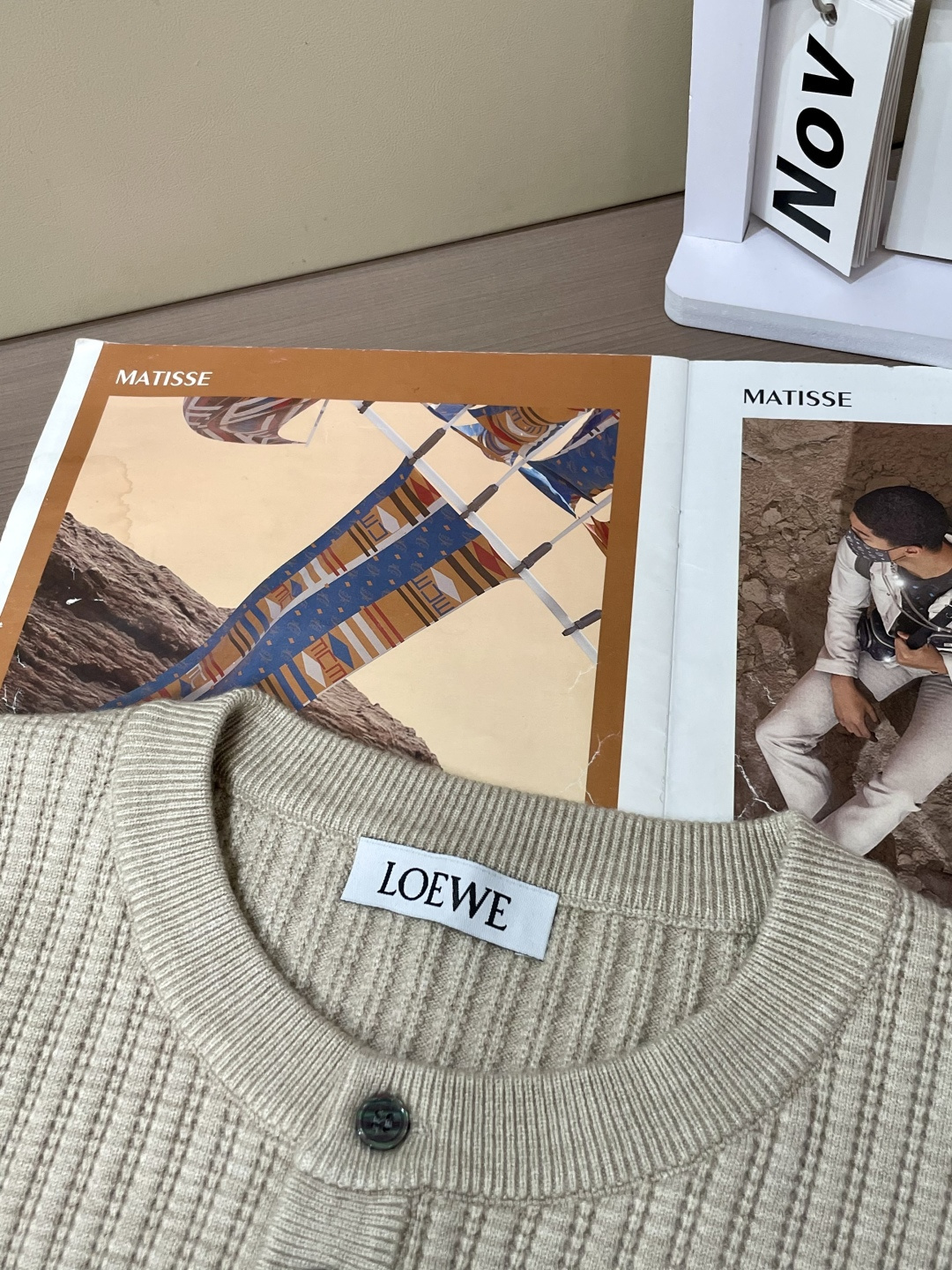 · LOEWE米调亨利领针织衫，是“高级感藏在细节里”的典范👇浅米底色混着细密格纹肌理，像把秋日阳光揉进