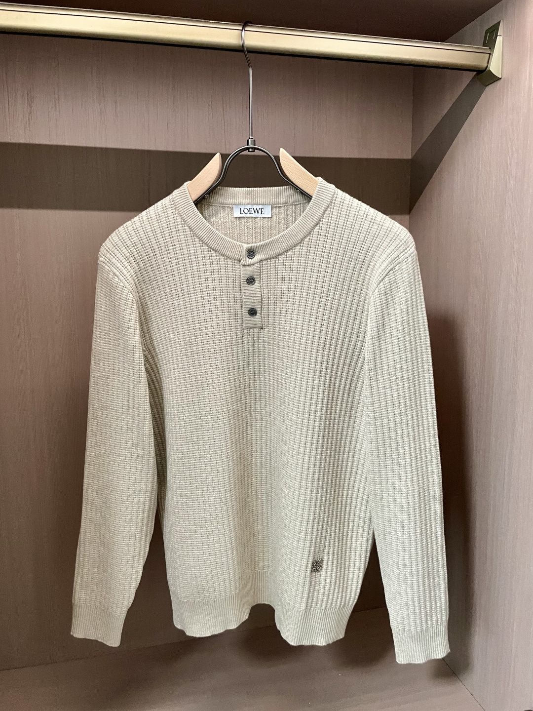 · LOEWE米调亨利领针织衫，是“高级感藏在细节里”的典范👇浅米底色混着细密格纹肌理，像把秋日阳光揉进