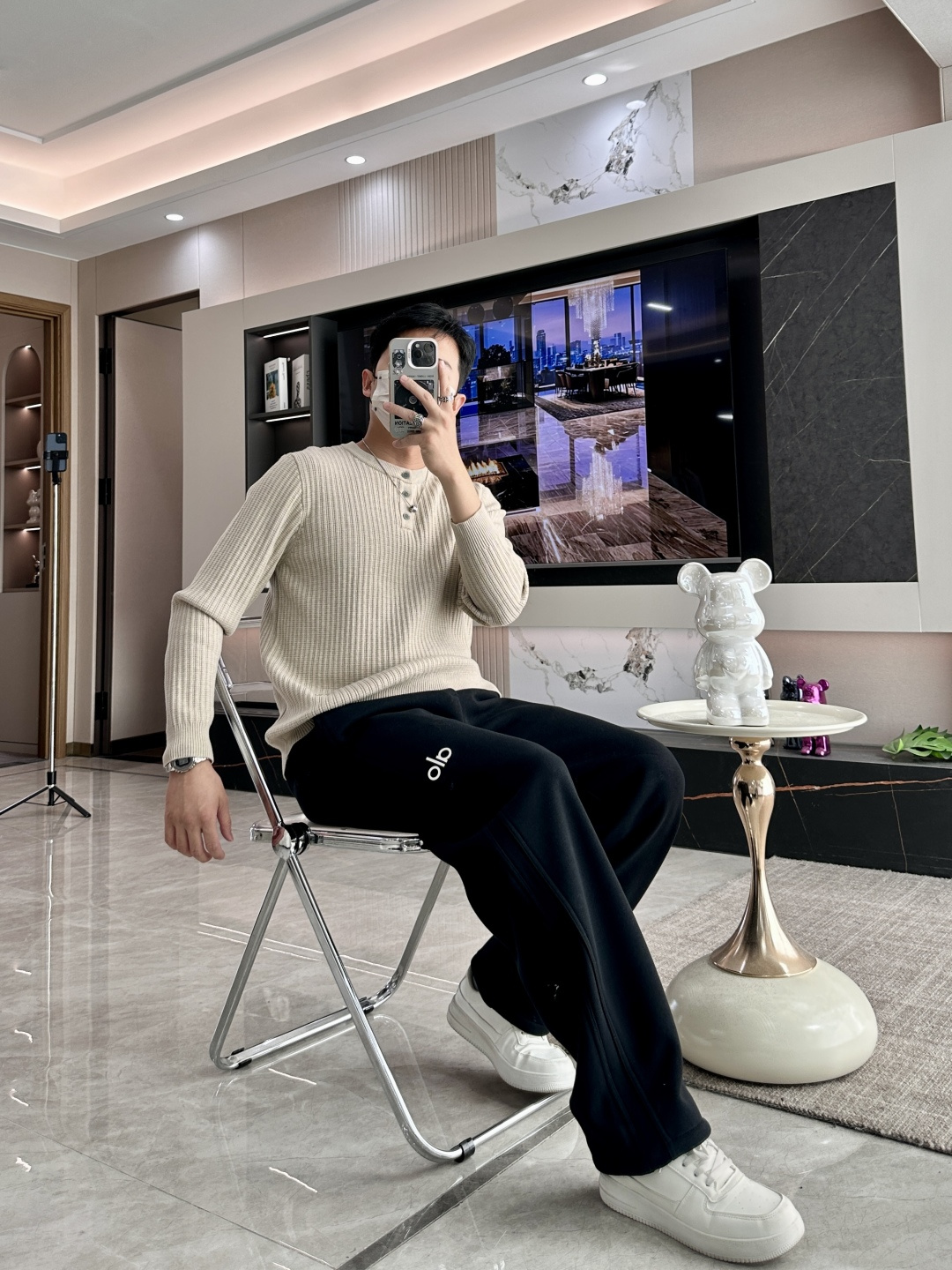 · LOEWE米调亨利领针织衫，是“高级感藏在细节里”的典范👇浅米底色混着细密格纹肌理，像把秋日阳光揉进