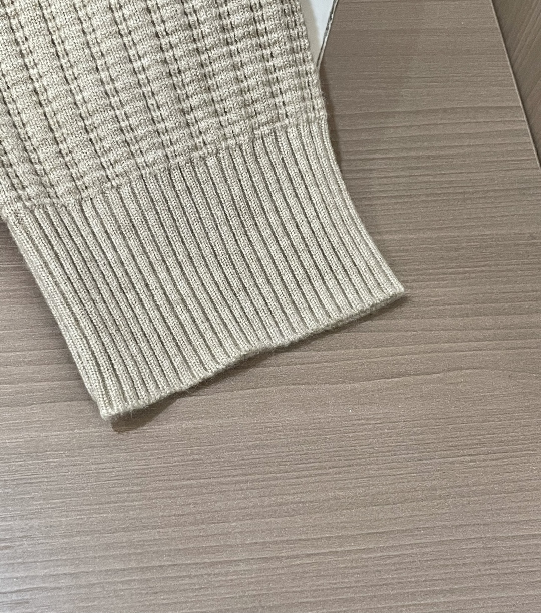 · LOEWE米调亨利领针织衫，是“高级感藏在细节里”的典范👇浅米底色混着细密格纹肌理，像把秋日阳光揉进