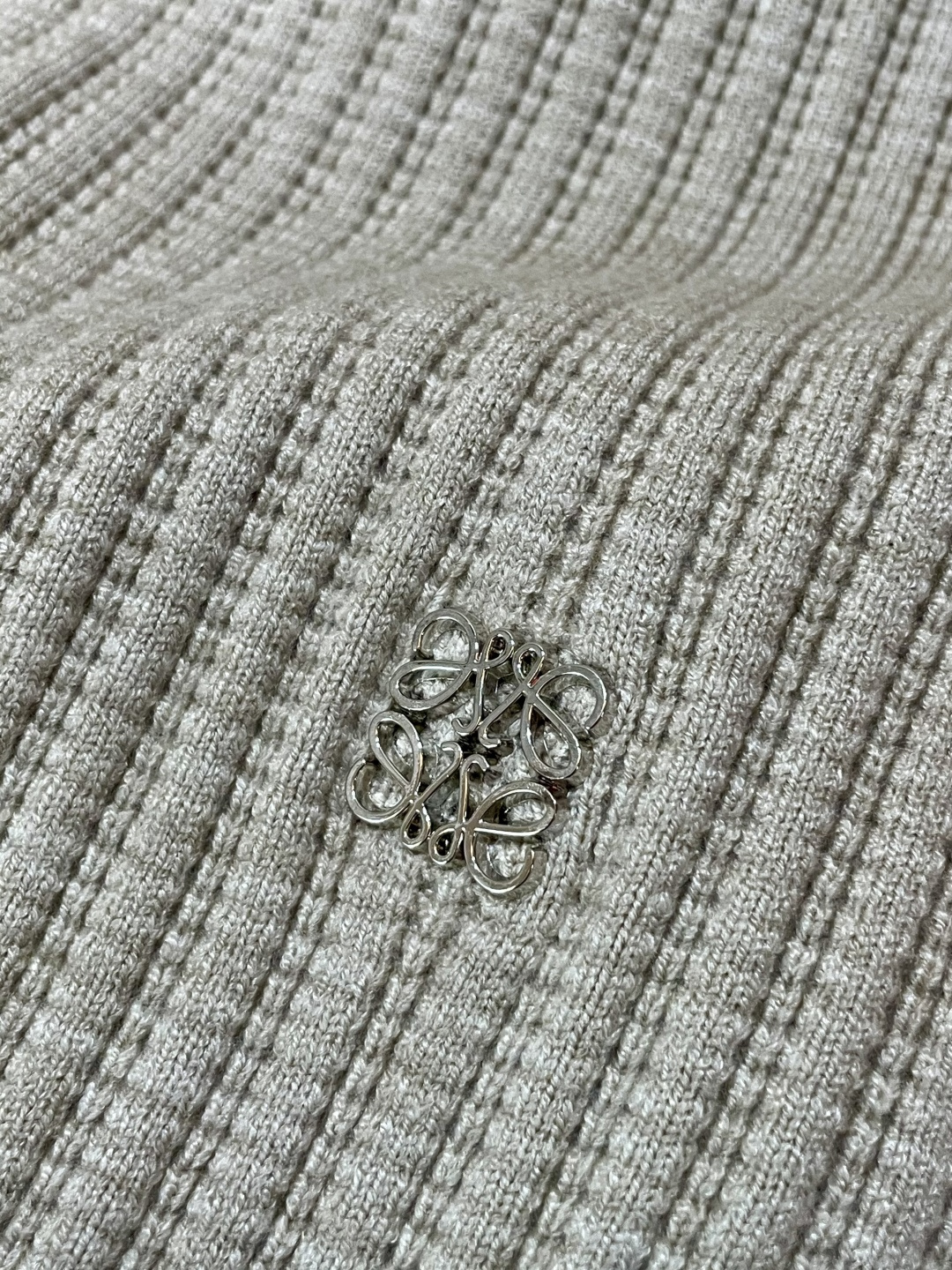 · LOEWE米调亨利领针织衫，是“高级感藏在细节里”的典范👇浅米底色混着细密格纹肌理，像把秋日阳光揉进