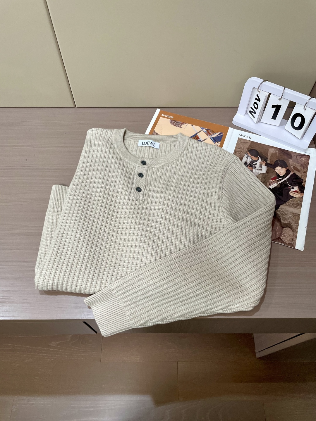 · LOEWE米调亨利领针织衫，是“高级感藏在细节里”的典范👇浅米底色混着细密格纹肌理，像把秋日阳光揉进