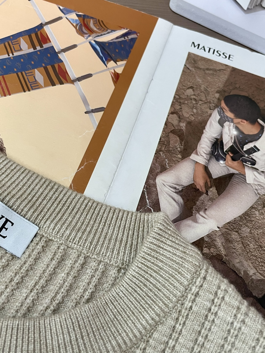 · LOEWE米调亨利领针织衫，是“高级感藏在细节里”的典范👇浅米底色混着细密格纹肌理，像把秋日阳光揉进